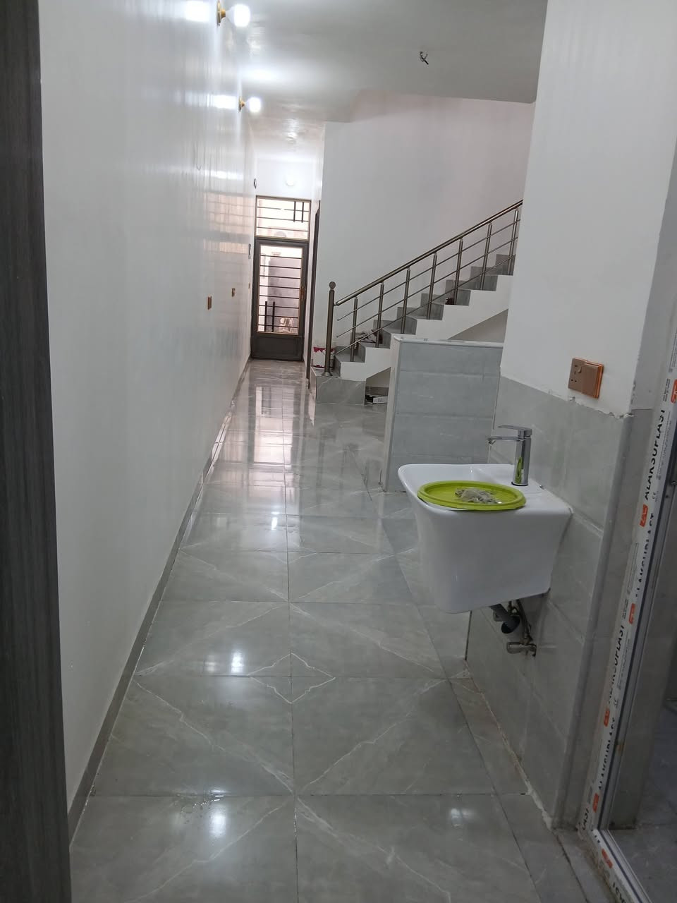 على بركه الله بيت للبيع دوانم المعمل مساحه ١٠٠متر طابقين يتكون ٢غرف نوم شغل كلش حلو قرب جامع المحمود للاستفسار اكثر اتصل على *********** او مراجعة مكتب زمزم
