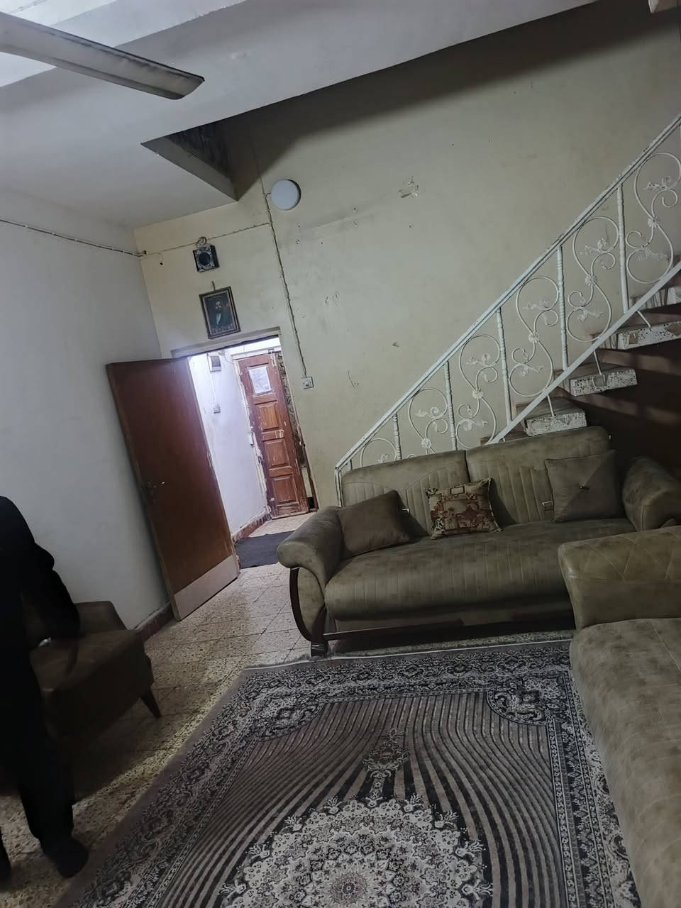 ياالله
سلام عليكم
البيت البيع طابو صرف 
مساحه ((240)) متر البيت مسلك
عرض مسلك مترين 
يحتوي البيت على استقبال وصاله
وغرفتين نوم وصحيات داخليه وصحيات خارجيه البيت عكاده ونظيف 
القطاع ((30)) خلف إفران سيد مصطفئ
استفسار اتصل 
((***********)) ((***********)) اخوكم أبو عراق...
