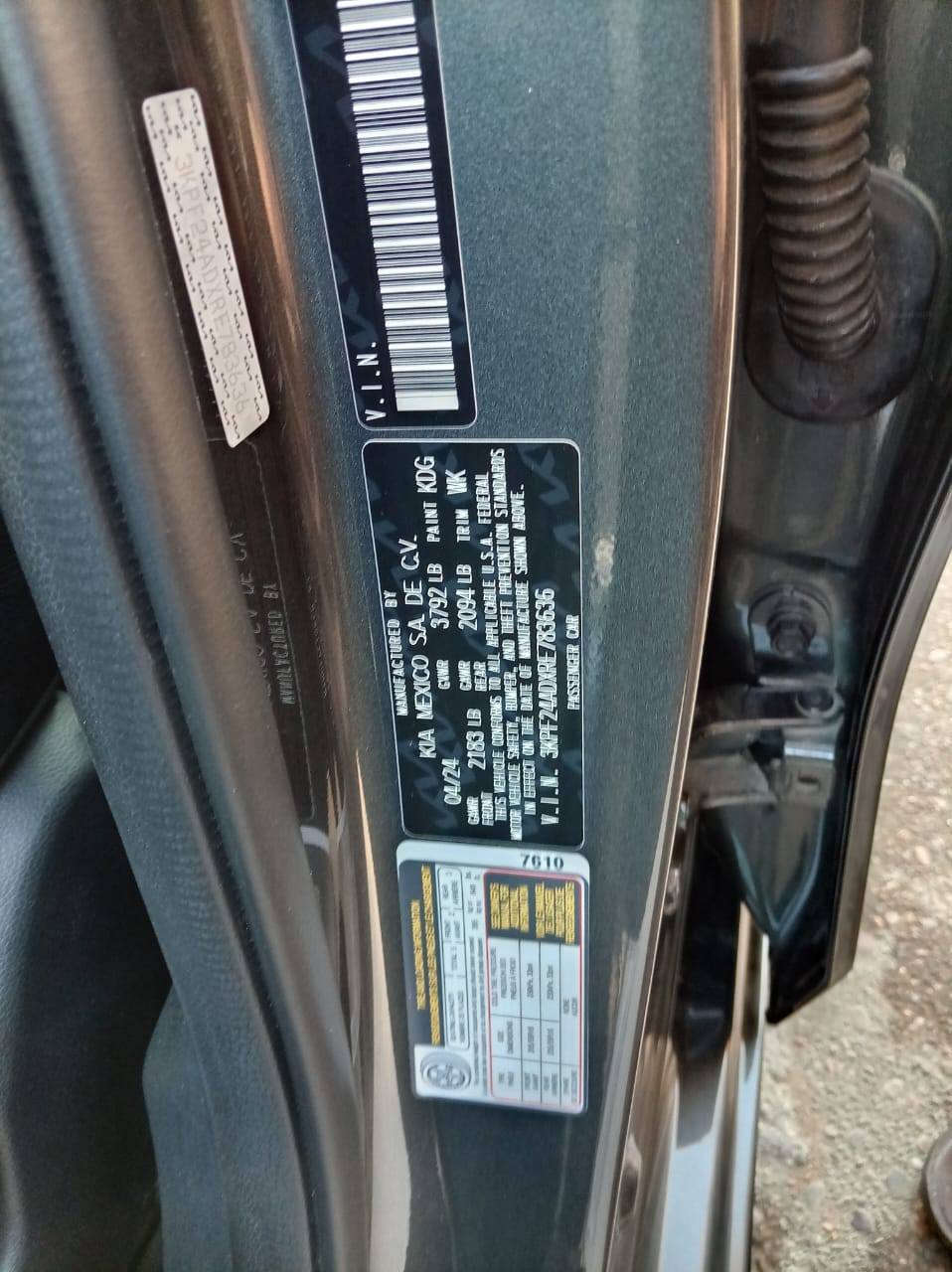 سلام عليكم موبايل   ***********
فورتي موديل.  24   وارد امريكا حادث فقط الباب الخلفي عكس السائق مبدل مطابق للمواصفات واللون سياره جديده بسمي رقم بغداد.  محرك دوش  2000
السعر الطلوب.   163  ورقة
