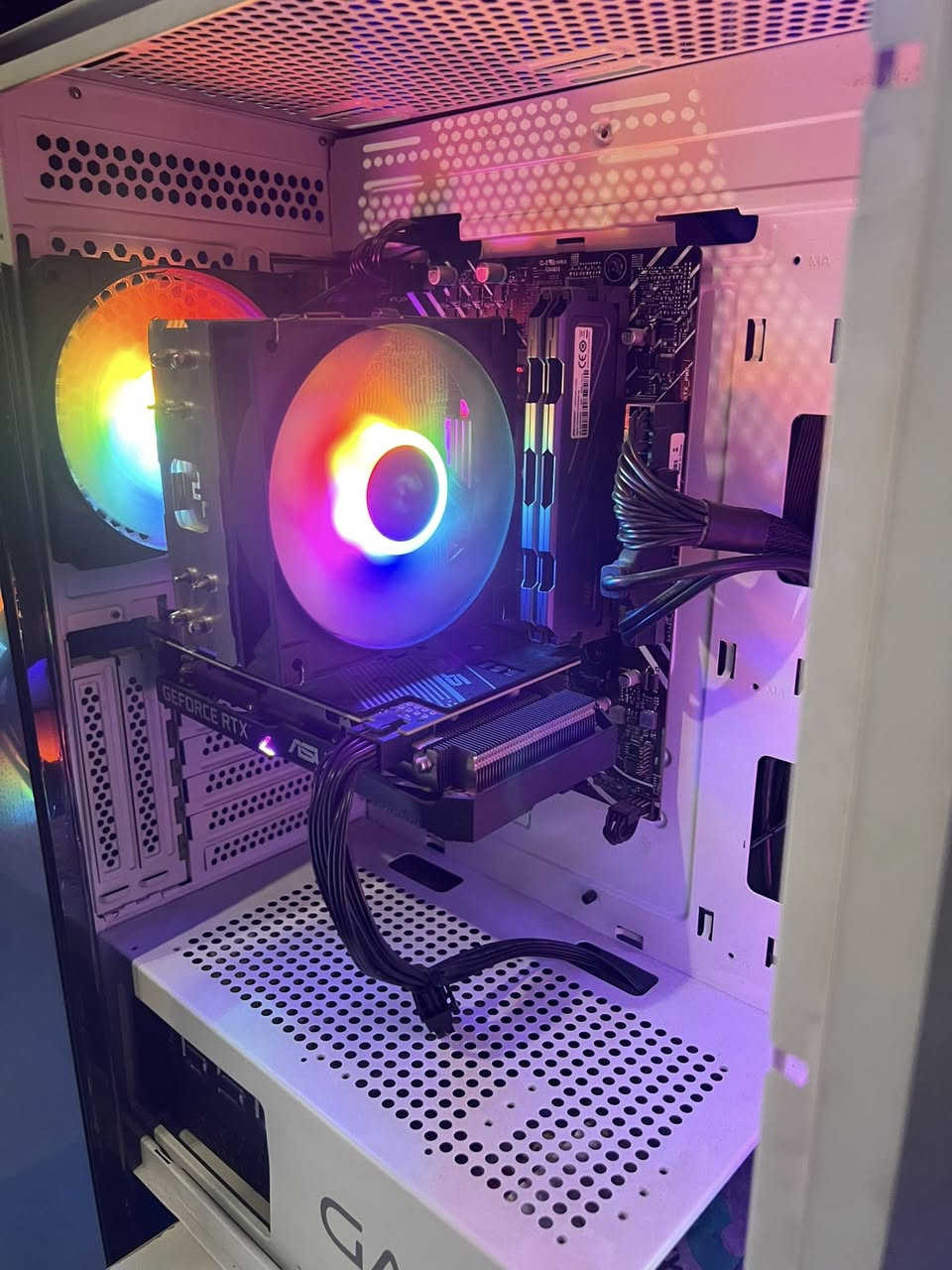 Pc gaming  للبيع
موصفات قويه 

CPU: 12th gen Intel core i5-12400F

MOTHERBOARD: ASUS H610M-K D4

المساحه SSD: SATA 1TB

GPU: NVIDIA RTX 3060

RAM: 16GB 3200

مستعمله قليل جدا ونظافه 100‎%‎
صورها موضحه
كامله مع كيبورد وماوس 

السعر قيم واخد بس سعر معقول

للاستفسار *********** واتساب موجود
