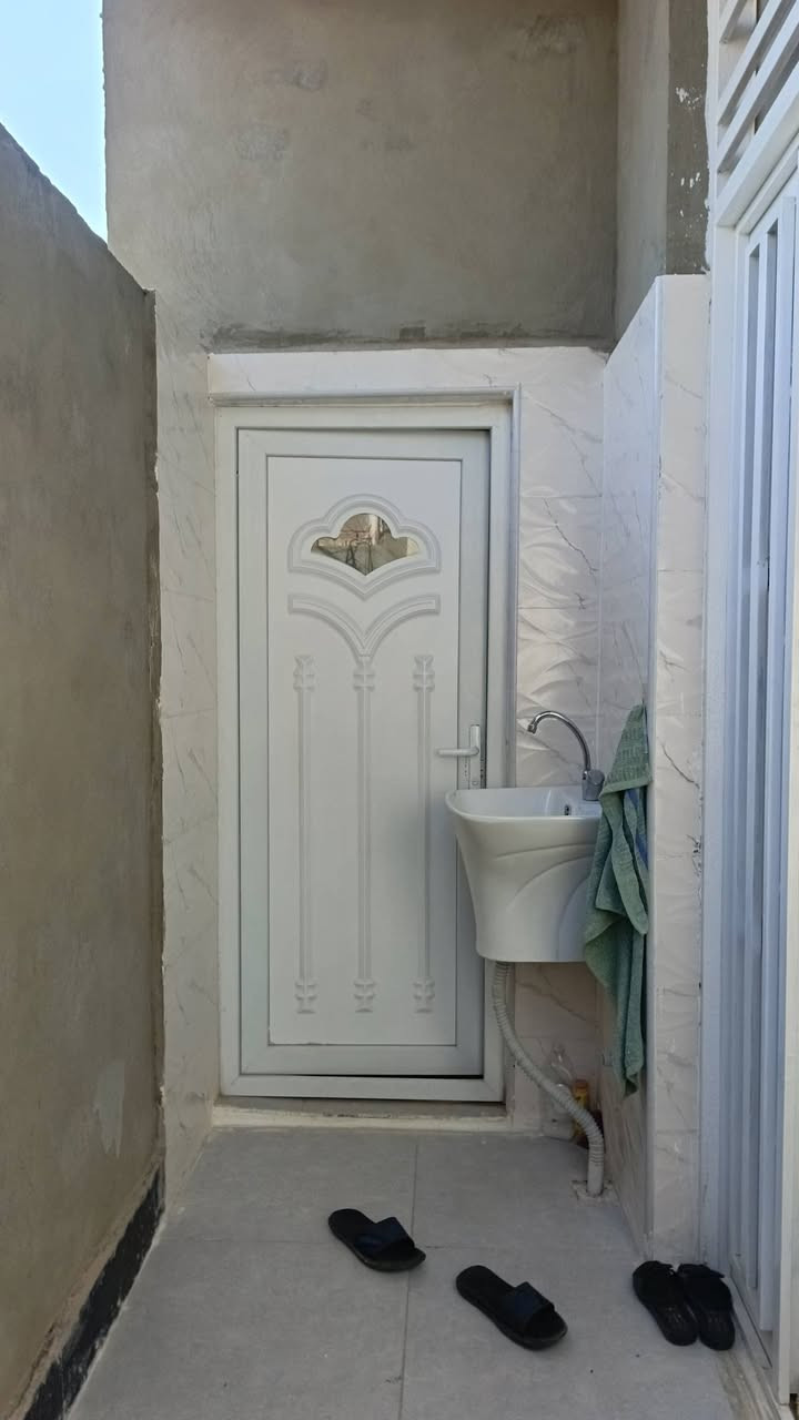 الدار للبيع
المساحه 112
الواجهه 8 متر
النزال 14 متر 
يحتوي البيت على غرفتين وكل غرفه لها حمامها الخاص نضام سويت وصاله واستقبال ومطبخ وحمام خارجي للضيوف 
اساس وسقف صب كونكريت يحتوي السقف على جسور نزالات ومخفيه يعني مو حصيره 
مكان الدار شارع المطار الجديد شارع علكم مقابل شارع حاتم الخير  الدار عالي عن الشارع كما موضح بالصور 
للاستفسار 
***********
