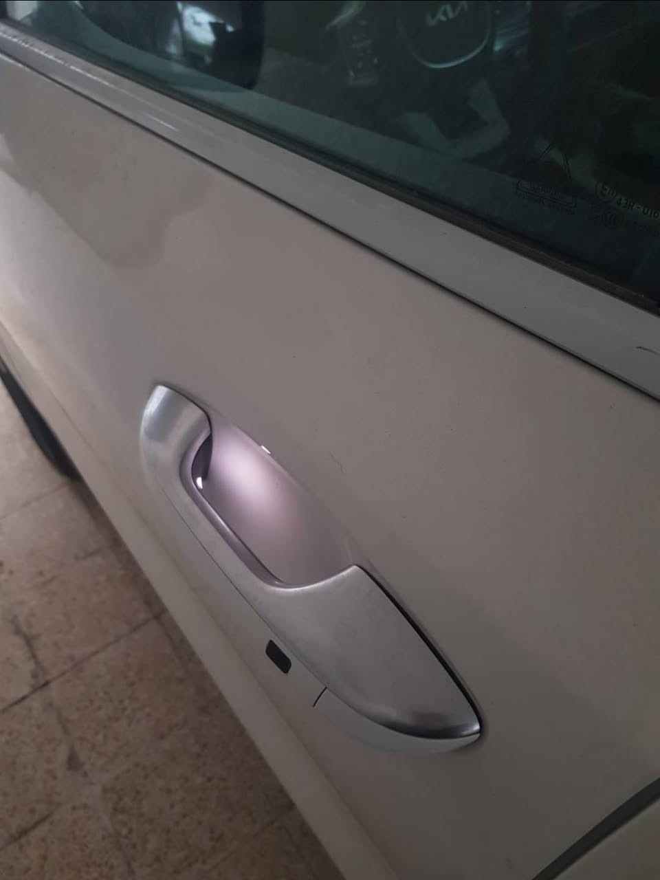 السلام عليكم 
كيا سورينتو للبيع موديل 2024 ماشيه تقريبا 8000 السيارة جديده خليجيه بيها بصمه ودخول ذكي وصندوق كهرباء وتبريد منفصل بين السائق والراكب و7 مقاعد والكير عصا وداتا شو حجم المحرك 2500 ويل مالتها 19 حساسات امامية خلفيه و ولد نهاري ومرايه تعتيم السعر 282 وبيها مجال حك الجيه 

للاتصال 
***********
