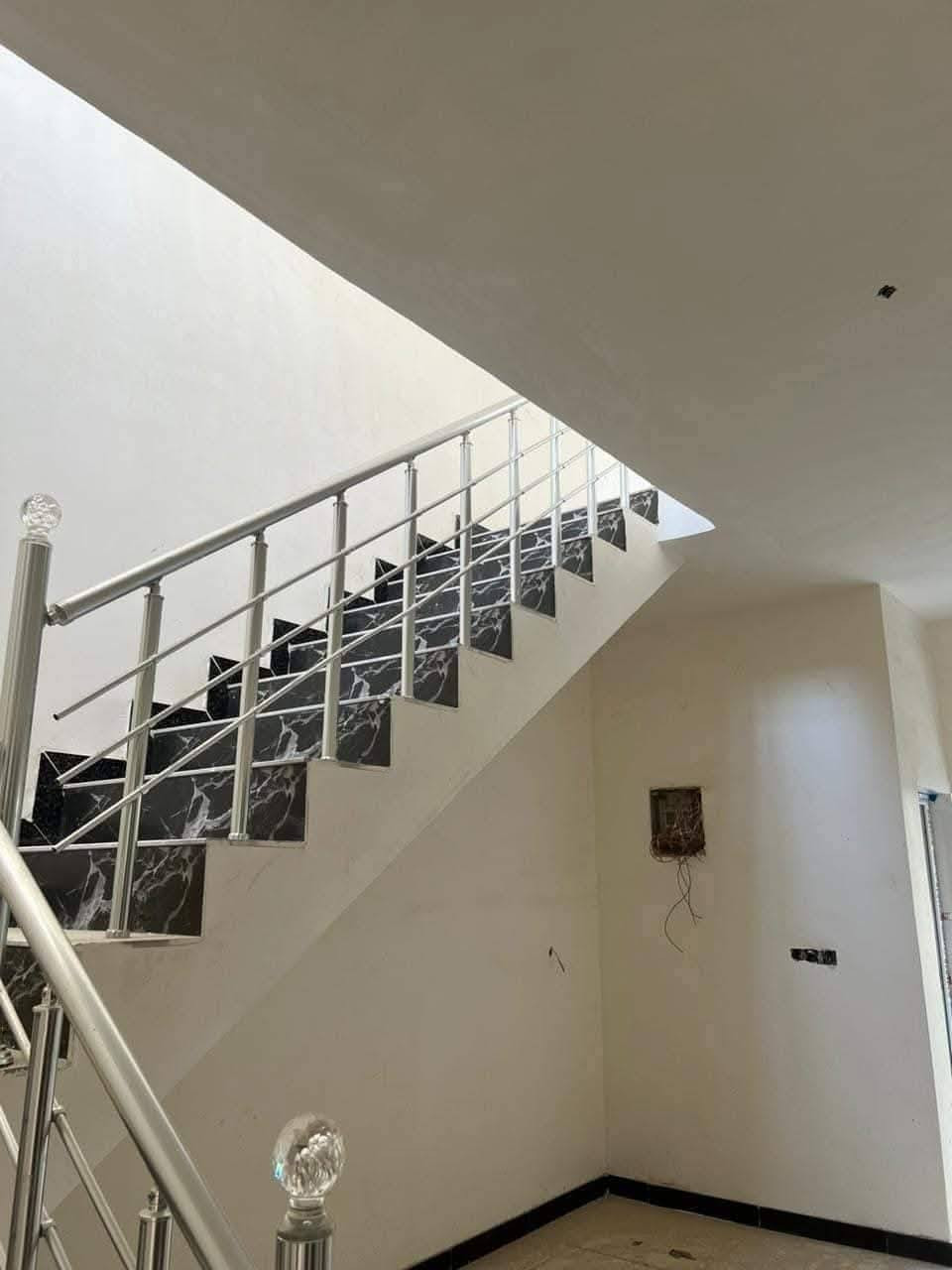 بيت  داخل مجمع الوفاء السكني بلوكB
المساحة :100 m 
مرحلة اولى //جاهز
 *سعر الوحدة السكنيه 85 مليون تنطيني المقدم+تطلوعه والباقي للمصرف العقاري تسدد
*سند طابو صرف
استلم منك: المقدم الواصل للشركة 30مليون  +تطلوعة 12
*قسط شهري 500 الف
*بناء ممتاز جدا 
طابوق جمهوري وبنى تحتيه من اعلى المناشئ
تفاصيل اكثر مراسلتي او الاتصال 
***********
