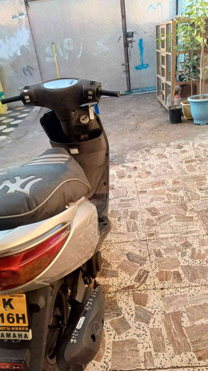 السلام عليكم 
دراجه بريز ياباني رمبه 
الدراجه صار شهر من نازله ما اطلع بيها 
بلاد برغي ممفتوح بيها
العنوان بغداد الكماليه 
السعر 950وبيها مجال بسيط 
***********
