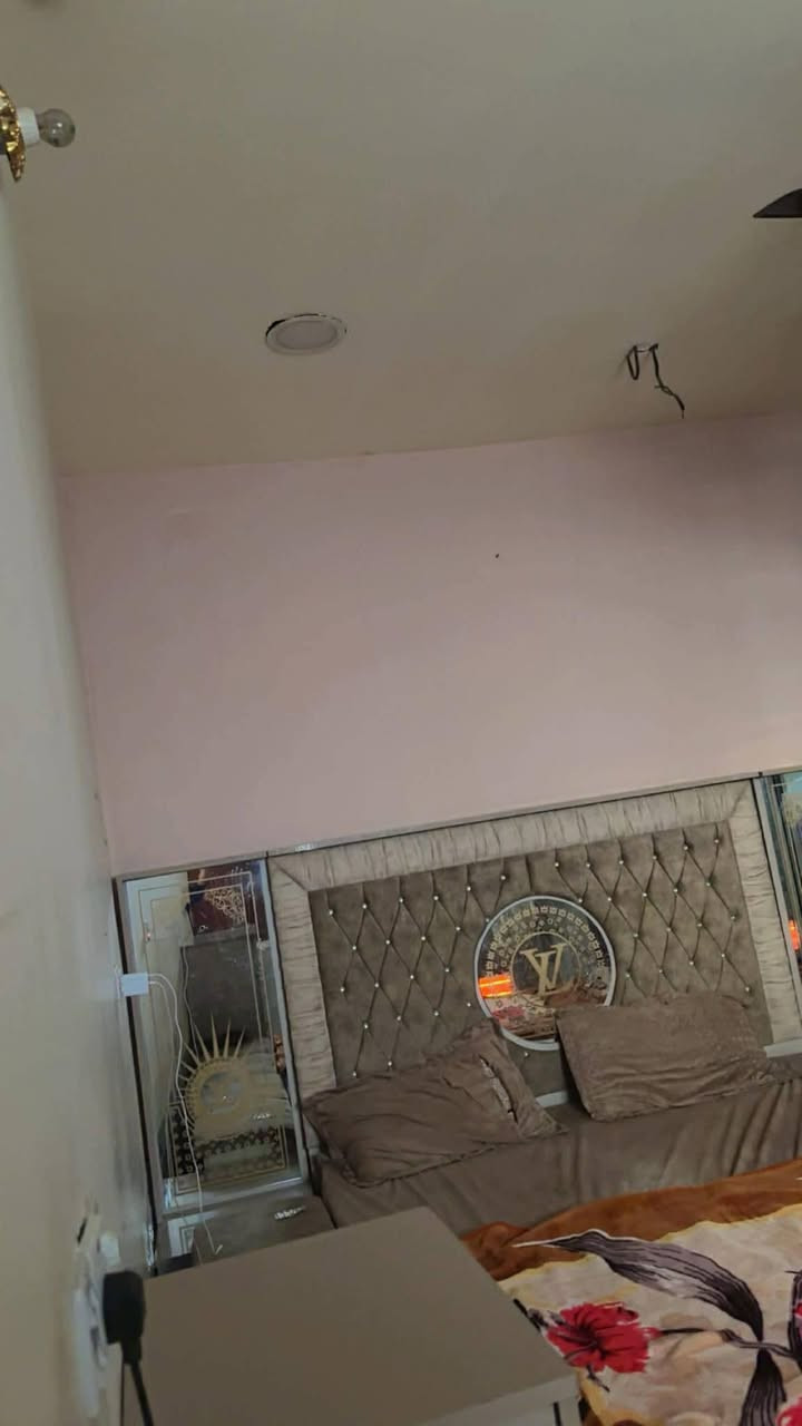 بيت للبيع جسر ديالى منطقة جامع طه بفرع اسواق جمانه مساحته 150متر طابقين للاستفسار ع الخاص او الاتصال على هذا الرقم ***********
