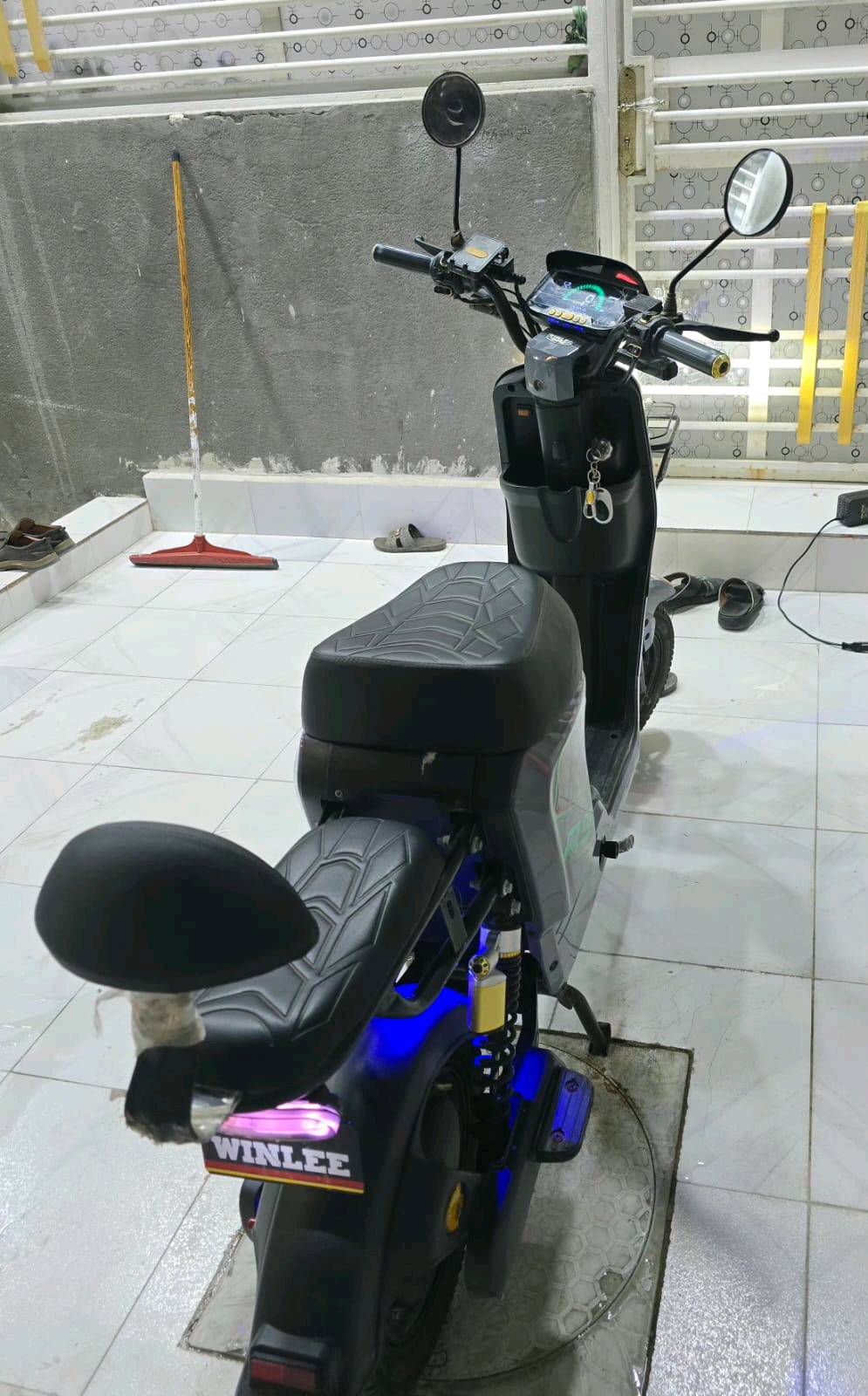 أبيع سكوتر كهربائي WINLEE R9، شكله نظيف ومميز، بيه شاشة رقمية، إضاءة LED، وضع بارك، ومفاتيح تشغيل، وكعدته مرتبة ومناسبة للاستخدام اليومي. السكوتر ظاهر بحالة زينة ومهيأ للتمشي، واللي يهم المشتري يتأكد من التفاصيل قبل الشراء.