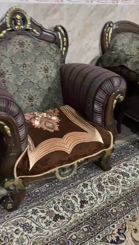 سلام عليكم تخم ملكي 2كبار وربع كراسي ويا كوشات نجف شارع الزهور 525بي مجال ***********
