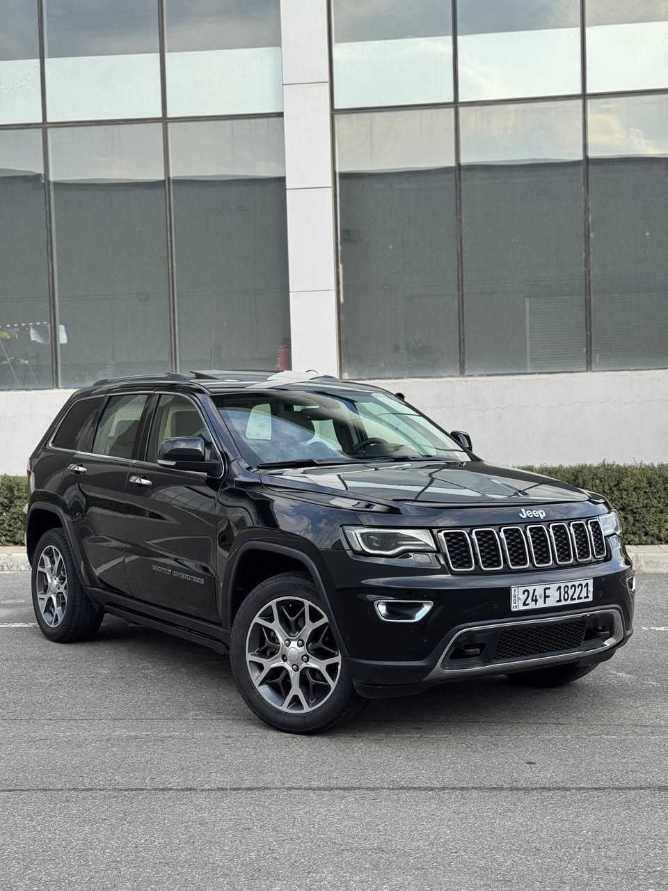 سعر مناسب جدا
جيب كراند شيروكي  مديل 2020 ليمتد خليجي وكالة هارلم 

فول مواصفات بصمة 6 سلندر فورويل 

( كـلـيـن تـايـتـل )    

المحرك : V6.  3.6L . 

العداد :  73 mi  

المواصفات : 4x4

* قيادة ذاتية عند المنعطفات. 

* رادار امامي مع مانع تصادم . 

* تحذير الخروج عن المسار . 

* مستشعر نوم السائق مع نظام التوقف الآلي 

* تحذير النقطة عمياء

* شاحن موبايل وايرلس 

* ⁠تبترونيك كير بالستيرن

* ويل كب بلاك توب قياس  19 انج ..  

* كاميرة . 

* المصابيح الأمامية زنون 

* دخول ذكي. . 

* تشغيل عن بعد .

* الصندوق الخلفيي كهربائي

* حساسات خلفية  .

* مكيف خلفي مع وحدة تحكم منفصلة . 

* تدفئة كشنات + ستيرن +تبريد

بانوراما. 

* مانع تصادم خلفي 

* محدد سرعة . 

* نظام التشغيل والاطفاء الاوتوماتيكي .

* نظام بريك اوتماتيكي
***********
***********
