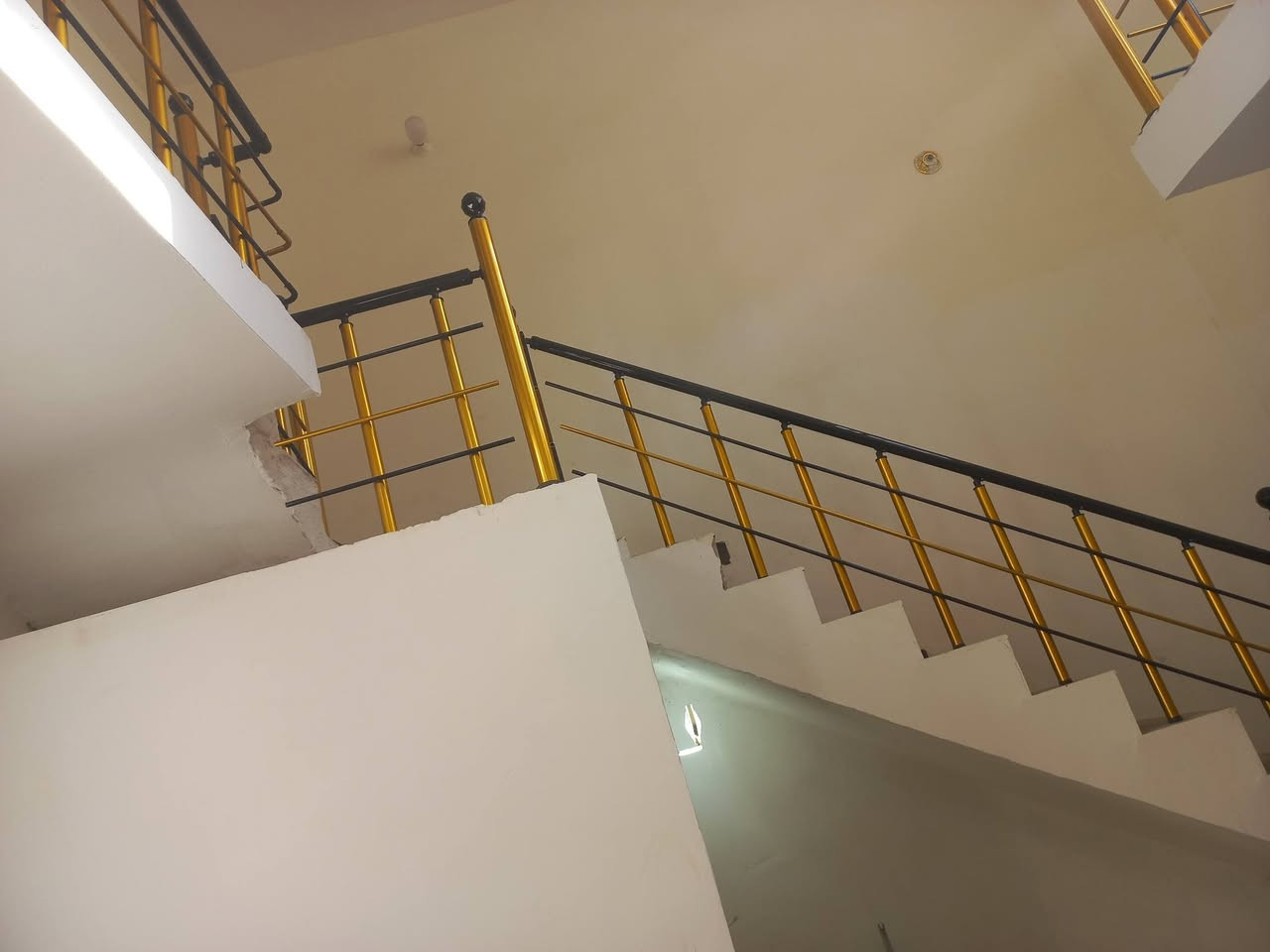 بيت بالخضراء مساحه١٥٠م طابقين اربع غرف نوم للبيع الاتصال ب***********
