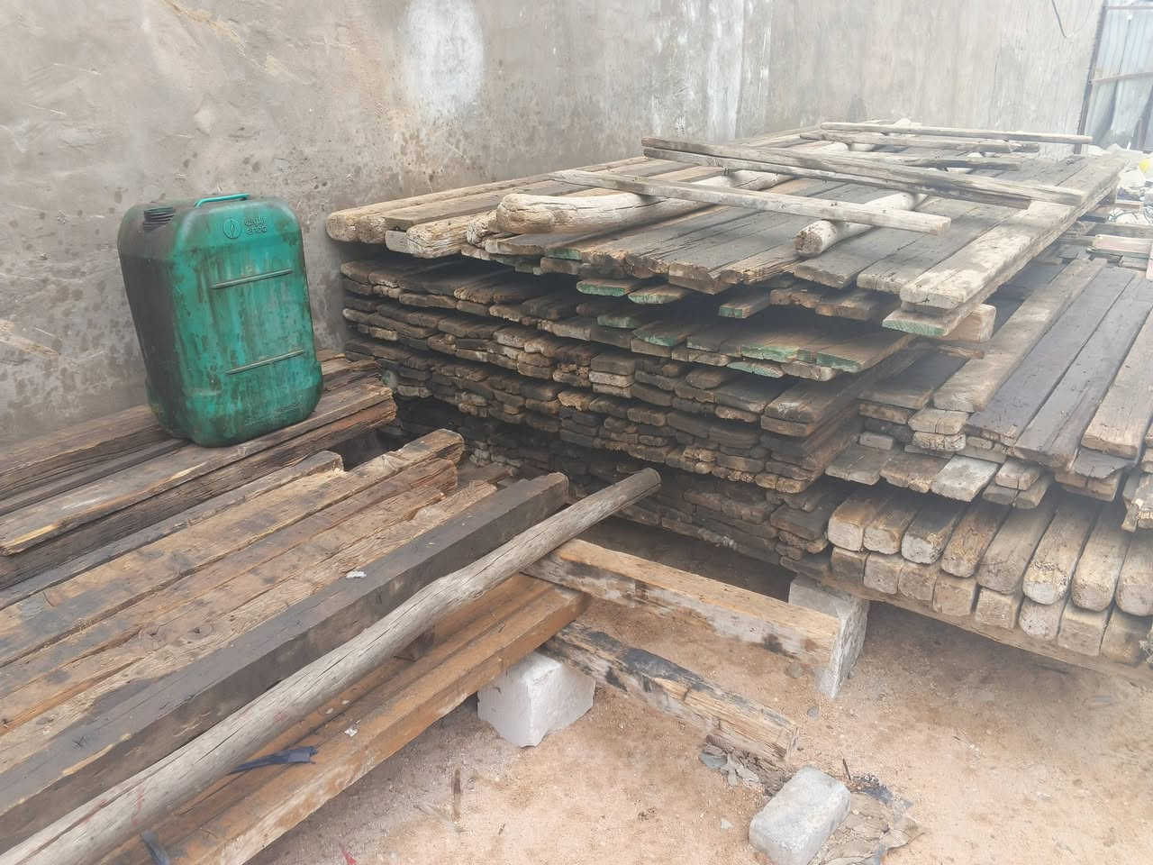 خشب للبيع بس الوح بغداد شهدء العبيدي***********
