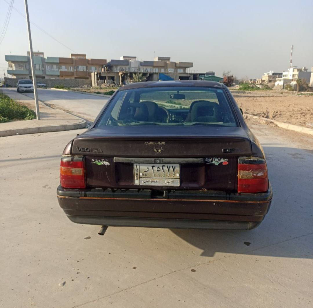 سيارة فيكترا موديل 1991اللون احمر ماروني محرك ك حجم 18 نظيف جدآ كير عادي جيد  صبغها احمر ماروني اصلي بلادي غير مصبوغة فقط الدواير وبعض الطخات البسيطة رقمها الماني وشرط التحويل للاتصال ***********
