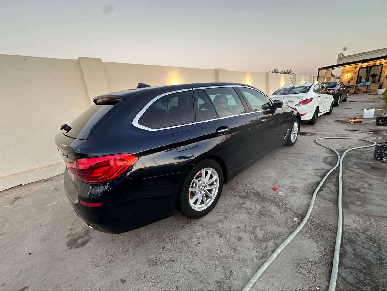 بي ام دبليو موديل 2018 وارد خليجي ستيشن 
رقم اربيل الدولي رقم وسنويه وهزه جدد 
محرك 4 سلندر توربو مكفول ممفتوح صفر مسج
كير اوتماتيك كوبره ٤ انضمت قياده كلها شغاله 
سياره جديده بمعنه الكلمه ما بيها نقص بغي 
داخل جلد قرميدي او مشمشي جديد لوك زلغ ماكو بي 
سياره فول مواصفات كلشي بيها شغال شرط فيوزات الشركه مملعوب بيها ضفيرتها من الطول لطول شرط شركه 
السياره صفر مسج عليها صيانه بل شركه شاشه بلاديه وشاشت عطلات معربه كلشي بيها بل عربي 

رايدها 140 ورقه او مراوس حسب القناعه العنوان بغداد حي الخضراء *********** ممتواجد ع النت بغداد, العراق

