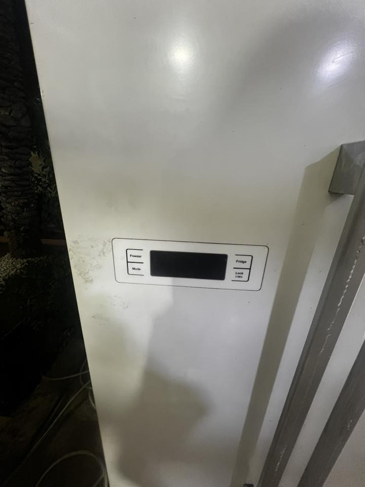 ثلاجة للبيع ***********

