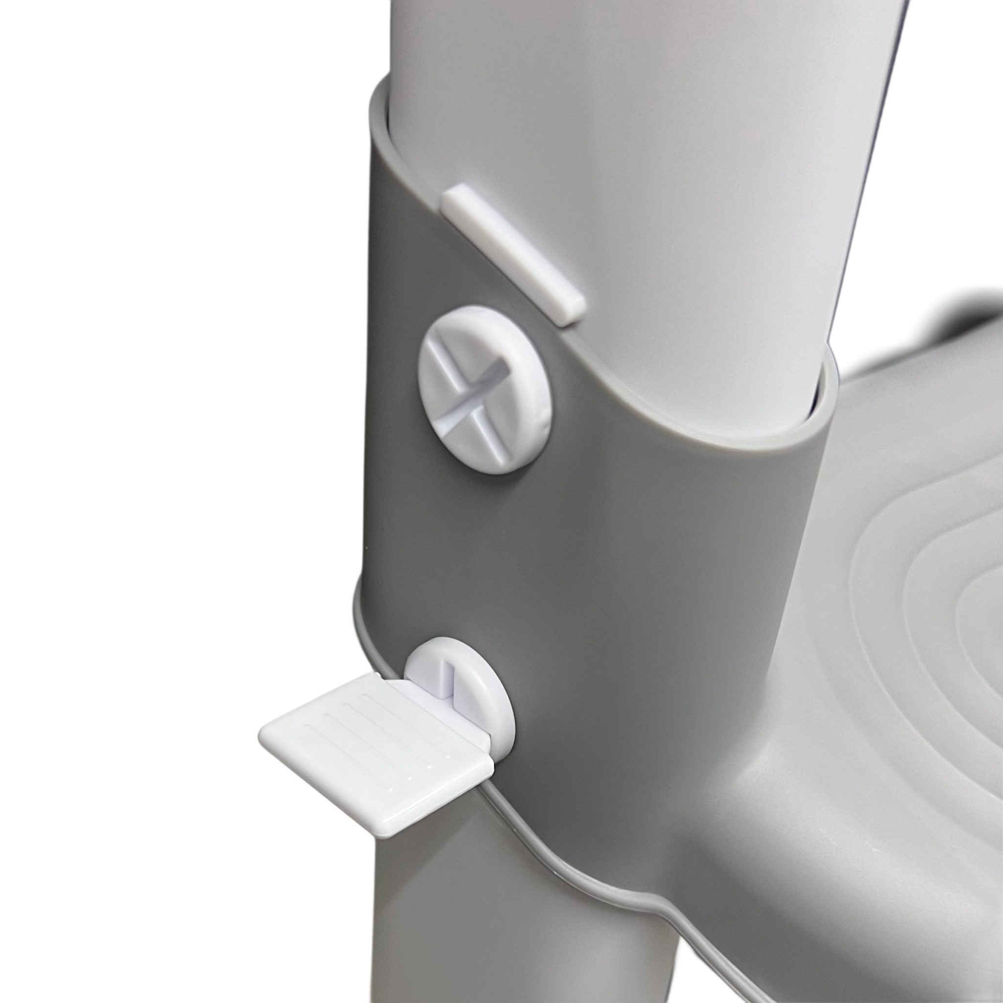 مقعد تدريب أطفال للمرحاض مع سلم قابل للتعديل – لون رمادي
• مقعد تدريب مخصص للأطفال يُثبت على المرحاض ويأتي مع سلم لمساعدة الطفل على الصعود بسهولة.

• تصميم عملي يجمع بين مقعد المرحاض وسلّم بدرجتين لتسهيل الاستخدام اليومي.

• السلم قابل للتعديل على الارتفاع المناسب حسب الحاجة.

• يحتوي على دواسة قدم سفلية لتثبيت السلم أثناء الاستخدام.

• يأتي مع شريط مانع للانزلاق يُركّب خلف المقعد.

• تركيب بسيط بخطوات واضحة مع مسامير تثبيت مرفقة داخل العلبة.

• الوزن الصافي (N.W): 1.2 كغم
• الوزن الإجمالي (G.W): 1.5 كغم

محتويات العلبة

• مقعد مرحاض للأطفال
• أرجل سلم علوية
• أرجل سلم سفلية
• دواسة قدم
• مسامير تثبيت
• إكسسوارات التركيب
• دليل تعليمات التركيب
#للتواصل مراسلة الصفحة
#الجميع


**إذا كنت صاحب هذا الإعلان وتريد حذفه لأي سبب، رجاءا أرسل رسالة إلى الدعم الفني**