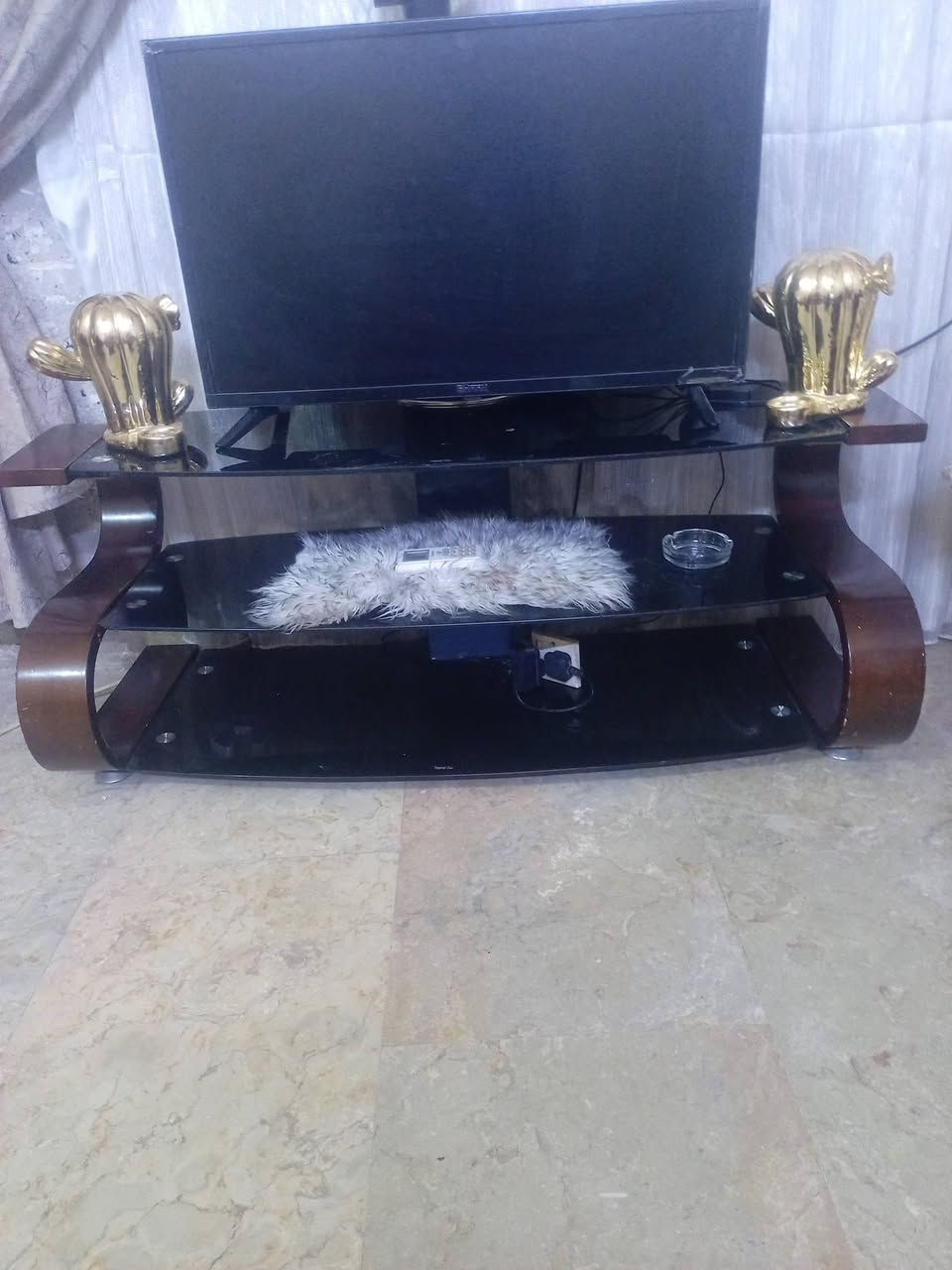 سلام عليكم فقط الميز للبيع سعر ٣٠ الف عنوان بغداد منطقه الامين الثانيه السدة القديمه قرب حسينية اهل البيت ***********
