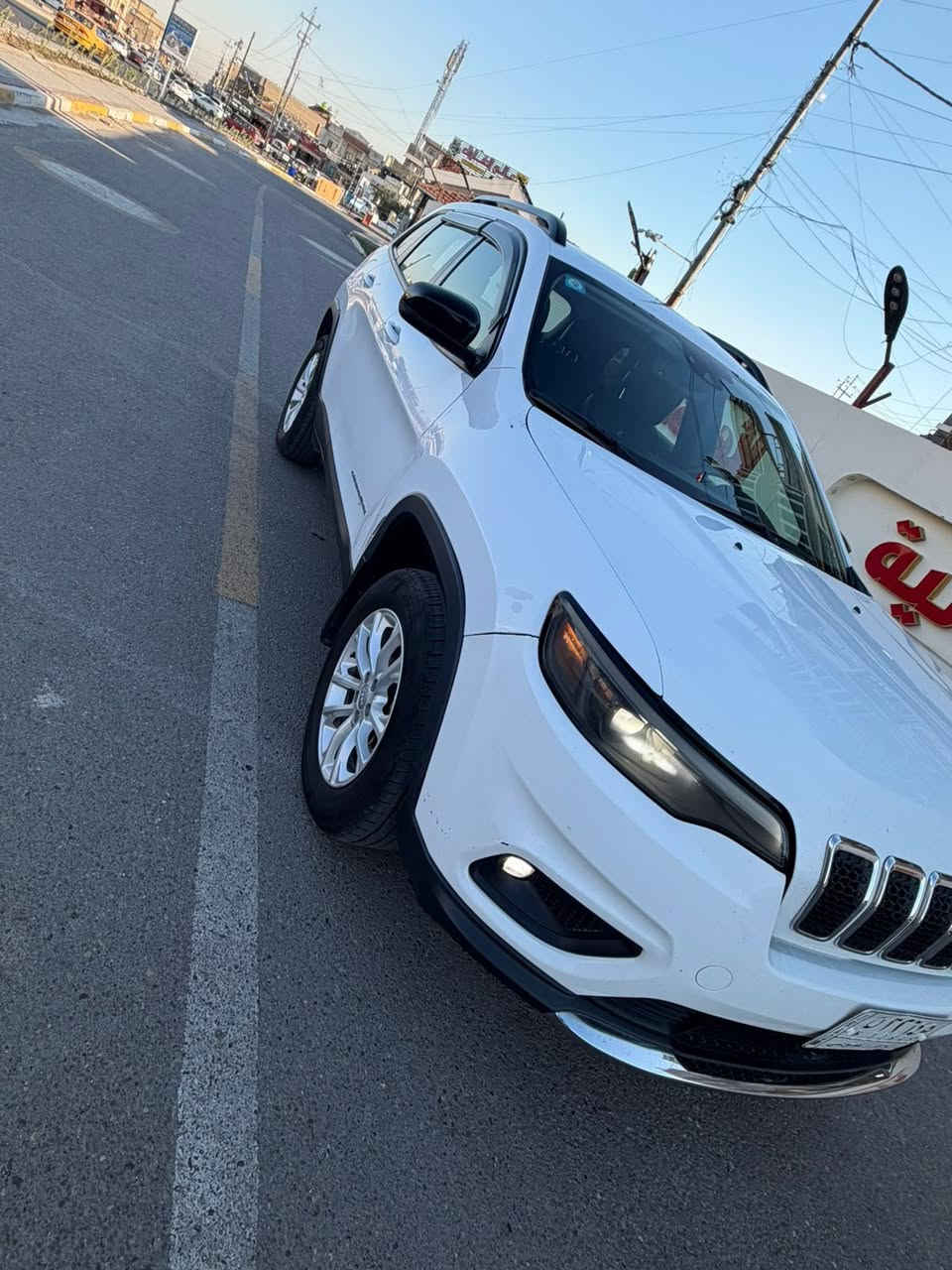 🚗 JEEP CHEROKEE 2022 LATITUDE LUX
🔹 محرك 2.0 Turbo قوي واقتصادي
🔹 نظام دفع رباعي 4x4
🔹 الممشى: 75,000 كم

✨ المواصفات الكاملة:
 • لايتات LED أمامي وخلفي
 • تشغيل عن بعد
 • إشارات بالمرايات
 • رادار أمامي + جانبي + خلفي
 • مانع اصطدام + مانع انزلاق
 • تحديد مسار (Lane Assist)
 • مثبت سرعة
 • تحكم بالستيرن من الجهتين
 • Auto Start / Stop
 • Apple CarPlay
 • تبريد أمامي وخلفي (منطقتين)
 • داخلية جلد فاخرة
 • بانوراما قطعتين بطول السيارة
 • كامرة خلفية تتحرك ويا الستيرن
 • بصمة أبواب أمامية
 • مقاعد كهرباء أمامية
 • تدفئة مقاعد + تدفئة ستيرن

🛠️ ملاحظات مهمة:
 • السيارة مستوردة من قبلي
 • حادثها كان سطحي بأمريكا فقط
 • تم التصليح بدبي باحتراف
 • ما بيها أي نقص نهائياً
 • تخم تايرات جديد مبدل
رقم الشاصي : 1C4PJMMN7ND534573
السعر 168
للتواصل ***********
السيارة موجودة ببغداد
