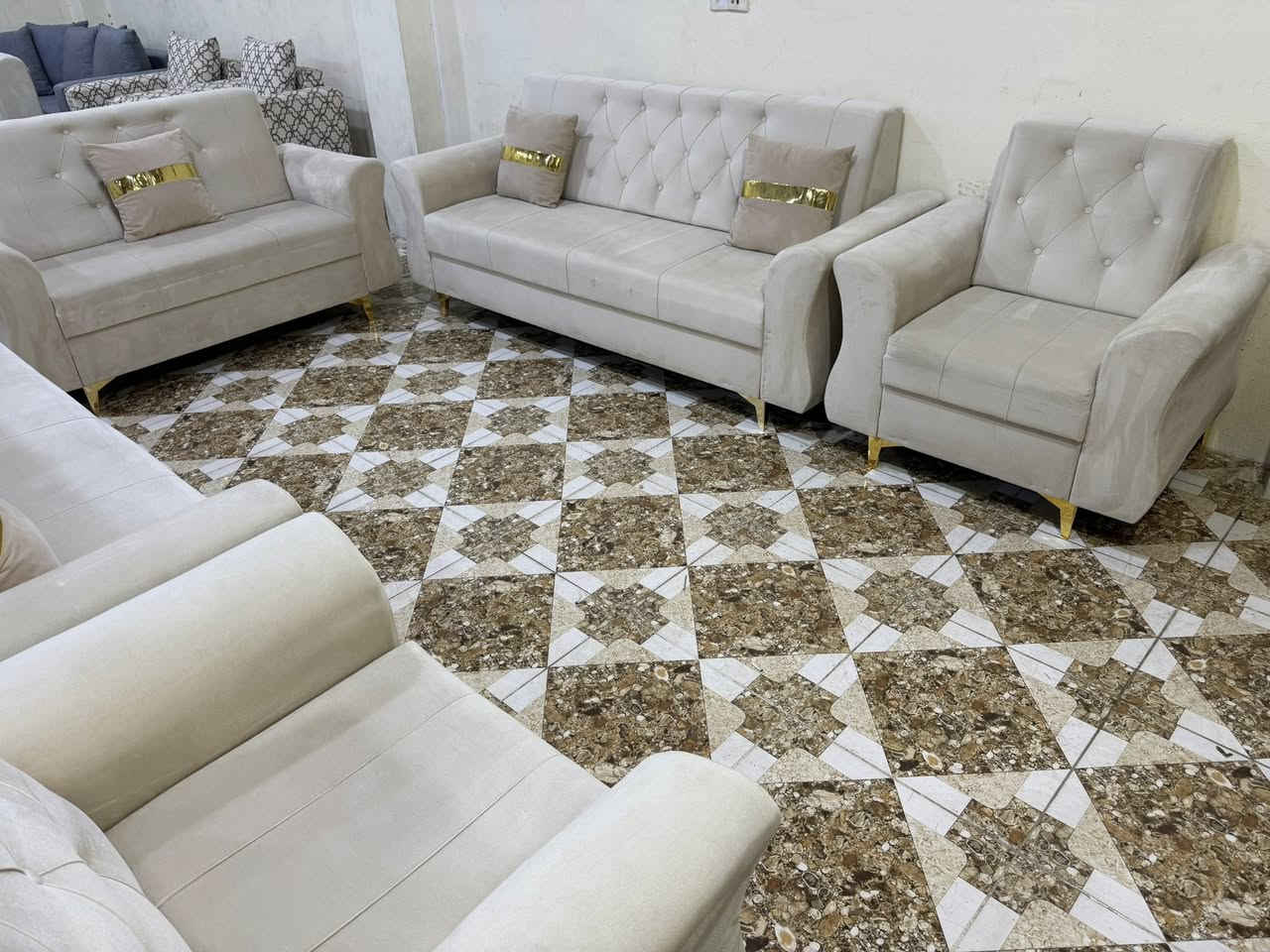 ئةم تاقم قةنةفة 10نةفةريية 
بؤفرؤشتن دةسكردي سليمانية 
شتيكي پاكوپختةية بيعيبة 
ژ.م***********
شوين كةلار
