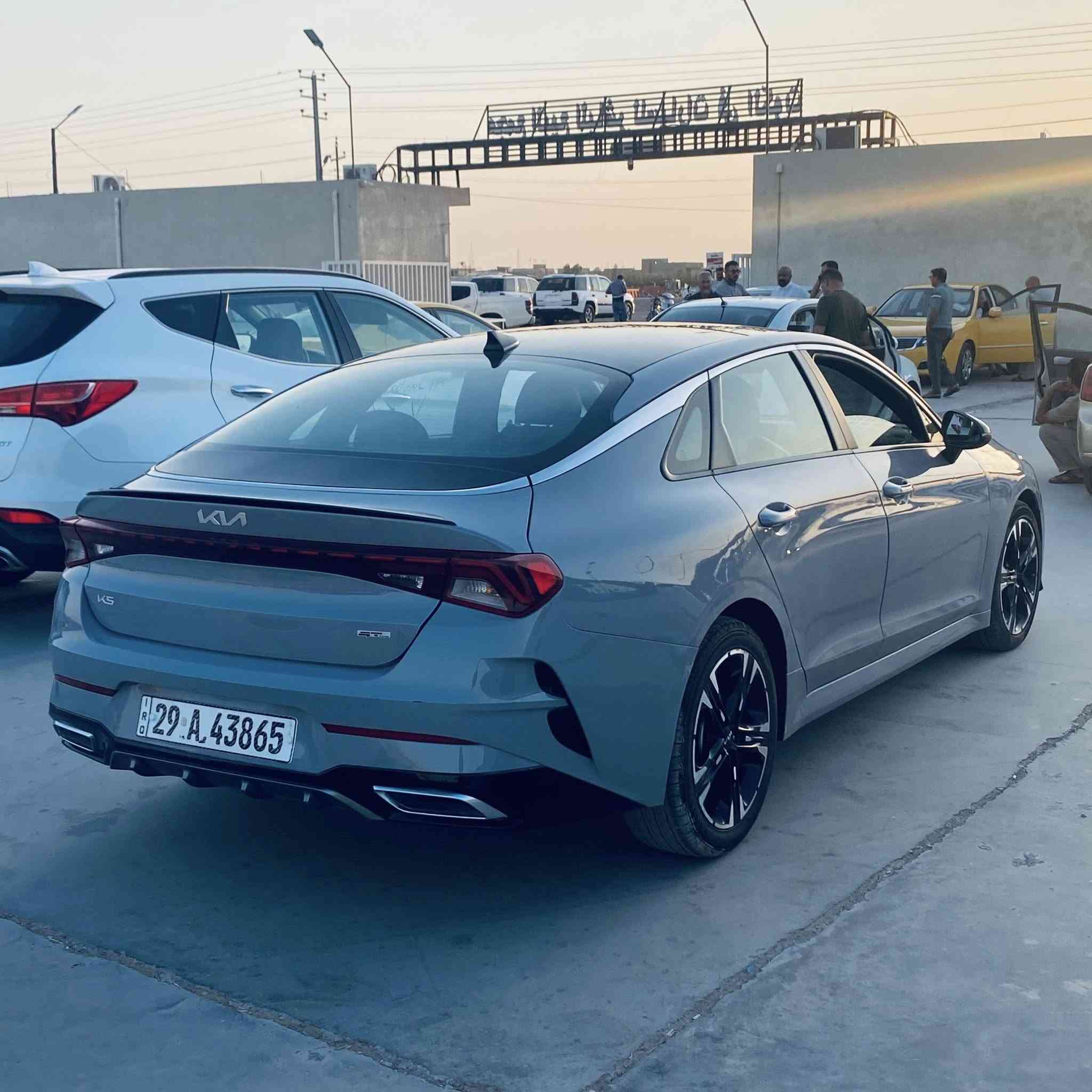 سلام عليكم k5 موديل 23 حره بأسمي  رقم أنكليزي واسط  تحويل ثاني يوم مواصفات جيتي لاين فول بنوراما محرك 1600 تيربو سيارة جديدة بدون دواخل  صور الحادث مرفقة السعر 153  للمعلومات ***********
