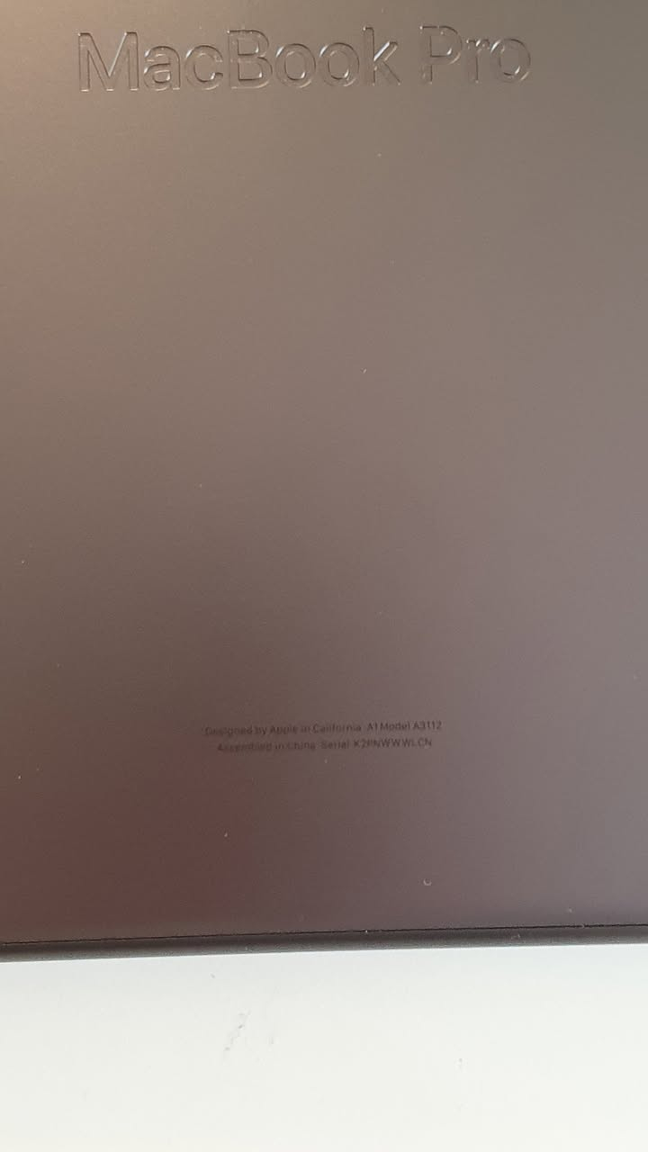 💻 للبيع: الوحش القادم من المستقبل.. MacBook Pro M4 (إصدار 2024)
فرصة لا تتكرر لامتلاك أحدث ما أنتجته آبل، جهاز MacBook Pro بمعالج M4 الجديد كلياً، بحالة "الوكالة" تماماً وكأنك تفتحه من علبته لأول مرة.

✨ حالة الجهاز (شبه جديد):
النظافة: مستعمل بحالة ممتازة جداً (10/10) بدون أي خدش.
البطارية: صحة البطارية 100%.
الدورات: عدد دورات الشحن 55 دورة فقط.
السعر: ١٩٥٠ الف دينار فقط.
-----------------------------------------------------------
🔥 ليش تختار MacBook Pro M4 وتتركه عن الأجيال السابقة (M3, M2, M1)؟
جهاز الماك بوك برو M4 ليس مجرد تحديث للمعالج، بل هو إعادة ابتكار كاملة لتجربة الاستخدام اليومي:
🚀 قفزة الأداء (M4  ):
أداء أسرع بمراحل بنسبة 40% من M1 و M2، وتفوق ملحوظ بنسبة 20% عن M3 في المهام اليومية، مما يجعله الخيار الأول للمستقبل والذكاء الاصطناعي (Apple Intelligence).
🍏 هيكل "Space Black" المتطور (وداعاً للبصمات):
الجهاز مصنوع بتقنية أكسدة متطورة (Anodization Seal) تقلل بشكل كبير جداً من آثار بصمات الأصابع مقارنة بموديلات M3 و M2، ليبقى جهازك بمظهر نظيف وفخم طوال الوقت.
🌟 شاشة Liquid Retina XDR الأقوى:
قفزة نوعية في السطوع؛ حيث تصل قوة سطوع الشاشة في المحتوى العادي (SDR) إلى 1000 nits (مقارنة بـ 600 nits فقط في M3)، مما يعني وضوحاً تاماً حتى تحت ضوء الشمس المباشر.
📸 كاميرا 12MP Center Stage (النقلة النوعية):
الكاميرا لم تعد مجرد "تحسين"، بل هي كاميرا احترافية بدقة 12 ميجابكسل تدعم تقنية Center Stage التي تبقيك دائماً في منتصف الكادر، مع ميزة Desk View التي تسمح للمشاهد برؤية مكتبك أثناء المكالمات.
----------------------------------------------------------------------
🛠️ المواصفات التقنية:
المعالج: شريحة M4 (10-core CPU & 10-core GPU).
الذاكرة (RAM): سعة 16GB Unified Memory.
التخزين: هارد 512GB SSD فائق السرعة.
الشاشة: 14.2-inch Liquid Retina XDR (أفضل شاشة لابتوب في العالم).
اللون: الأسود الفخم (Space Black).
📥 للحجز والاستفسار:
الجهاز جاهز للاستخدام الثقيل، المونتاج، أو البرمجة والأبحاث الدقيقة. راسلنا مباشرة عبر الواتساب من خلال الرابط الجديد: 👉
https://wa.link/ywx1gu

#Apple #MacBookPro #M4 #AppleIntelligence #لابتوب #العراق #بغداد #تكنولوجيا #macbook2024


**إذا كنت صاحب هذا الإعلان وتريد حذفه لأي سبب، رجاءا أرسل رسالة إلى الدعم الفني**