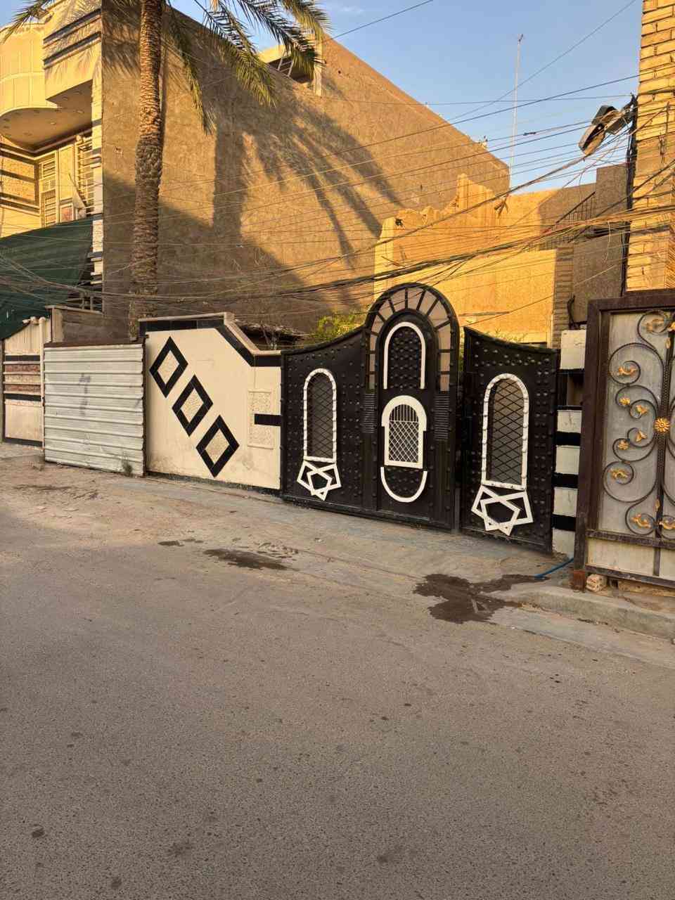 بيت للبيع  صالح للسكن يباع قطعة ارض المساحه 200م واجهه 10م النزال 20 يباع بالكامل او يتقطع نصفين بمساحه 100 م واجهه 5م موقع مميز على شارع عريض ومساحات مفتوحه الموقع النواب نهاية شارع لحوم الحوراء للاستفسار الاتصار على الرقم 
***********
