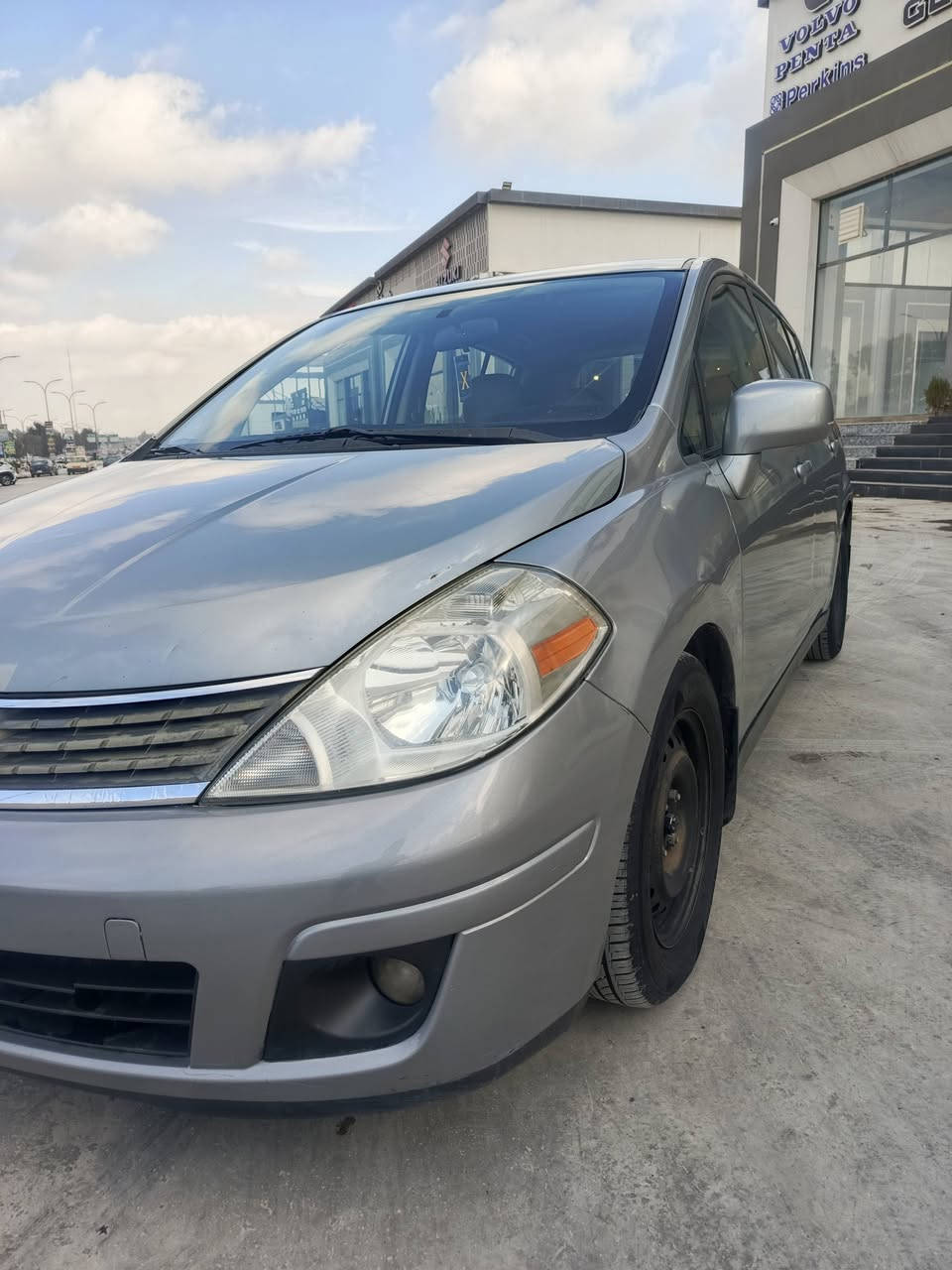 السلام عليكم 🙋‍♂️
نيسان فيرسا 
موديل 2011 
لون فيراني 
رقم نينوى ( الماني ) 
شرط التحويل 
كير شرط 
مكينة اثر دخان بسييييط!!!
🔥 كليين تايتل بدون حادث او دواخل شرط الفحص 🔥
* بيها فقط نص جاملغ الامامي رش فققققططط!!! 
الموصفات : 
كير توماتيك 
جامات كهرب 
تحكمات استيرن 
شاشة ايباد
عليها ادامة حدادية كاااااملة كلللوو جديد وشرط + طخم تاير بالكارتون وشرط ✅
تبريد ثللج 🥶 
تدفئة نااار 🥵 
مثبت سرعة Cruze
السعر : 85$ وبيها مجال للشراي ✅ خابر وتدلل 👍

📌للاستفسار الاتصال على الارقام التاليه : *********** اسيا 
*********** كورك 
* ملاحضة ـــ رقمي الاسيا بي واتساب ✅ 👍
