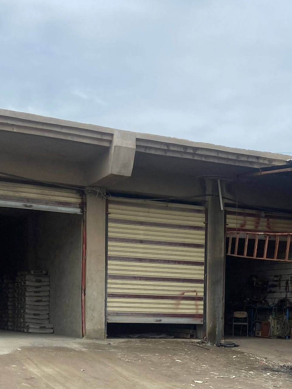 محل  للايجار الموقع قرب مدخل اسواق ابو ***********
