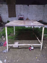 ميز حديد  سعره 40 07700151933