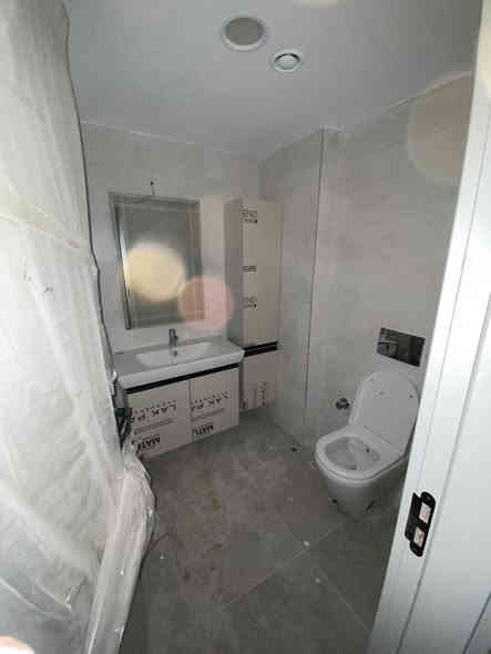 # شقه اللايجار
#فارغه  
#الموقع  #رامى تاور#Rami tower
# مساحه(100M)
#بلوك ( B2)
#طابق(7  )
# تتكون من 🏨
📎غرفه__1
📎صاله 
📎مطبخ مفتوح ع صالة 

📎خدمات متوفرة 24ساعه 
📎كهرباء ➕️ماء 24 ➕️ماركيت ➕️جيم ➕️مطعم 

اللاستفسار اكثر  اتصال  او اوتساب 
***********
