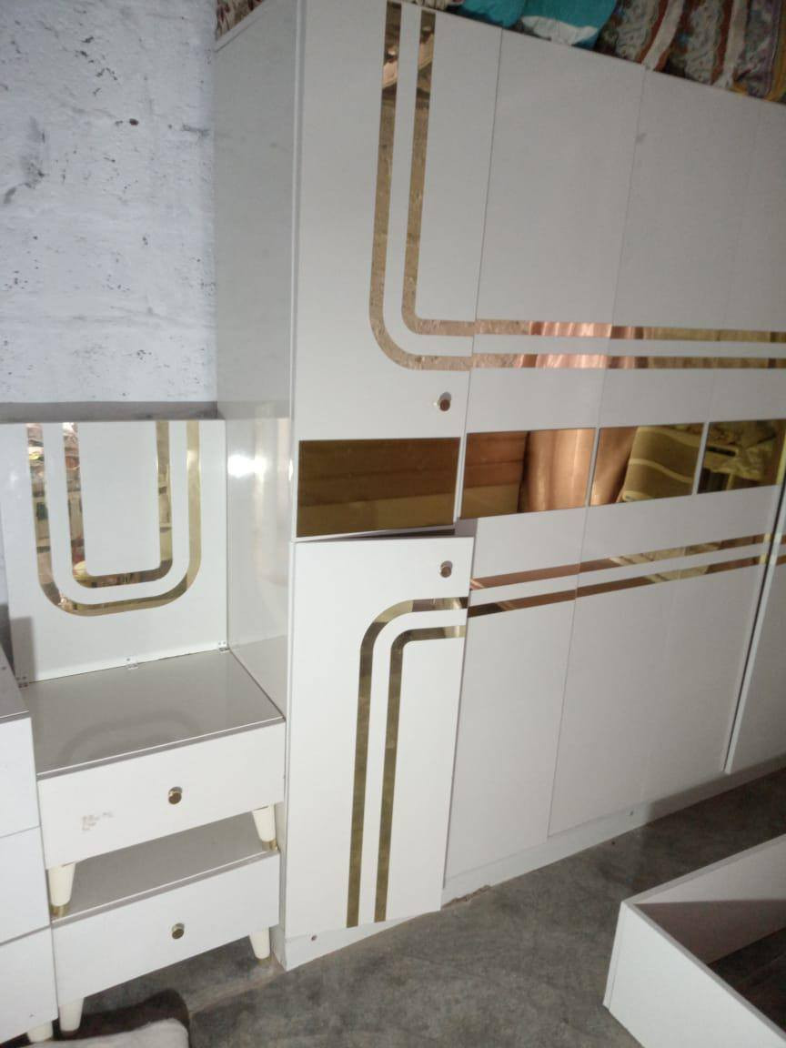 غرفه نوم 10 قطع
للبيع مستخدمه قليل
***********
L
