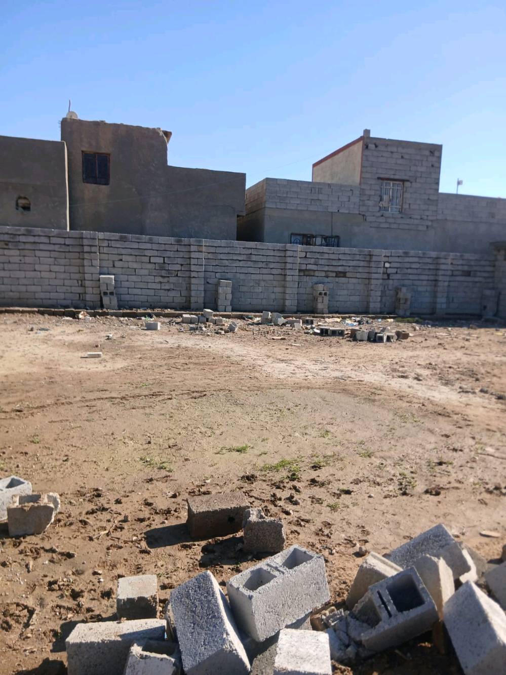 سلام عليكم يوجد بيت نص دونم في التقاطع النهروان يتكون البيت من قاطين 4غرف نوم صاله وستقبال البيت امسيج على طول الكاع سند 35 رقم الهاتف التواصل ***********