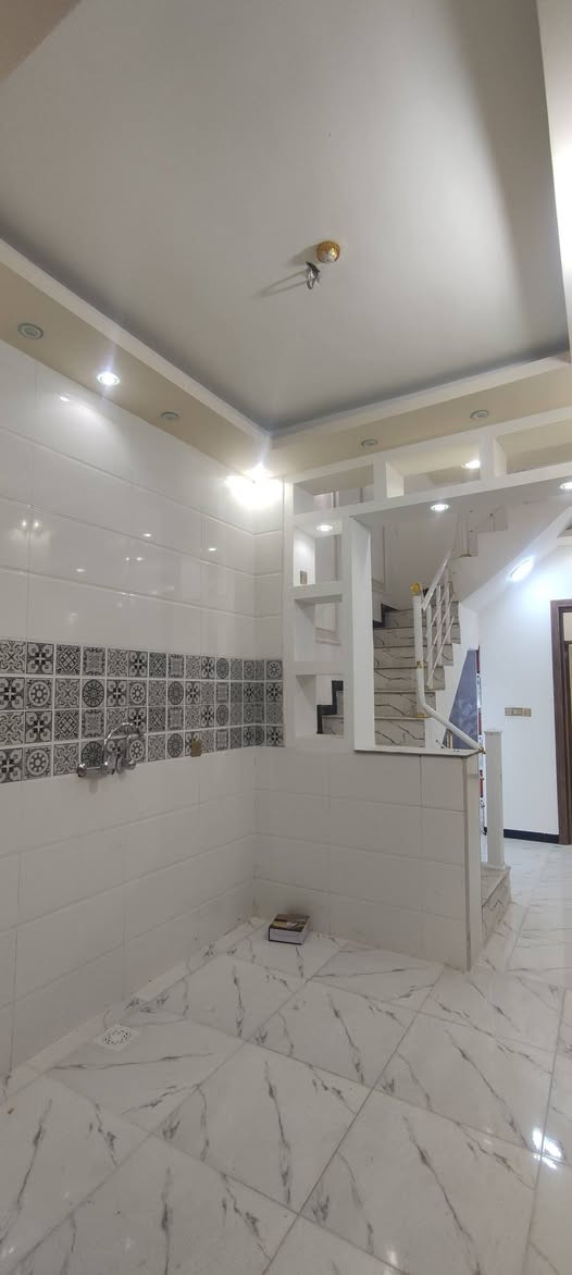 بيت 75 متر طابقين للبيع
بناء طابوك درجه اولى 
سند 25 إقرار محكمه طابو زراعي 
يحتوي على 3 غرف نوم والباقي مثل ما موضح بالصور

كافه خدمات تبليط ني مجاري كهرباء 
شارع عرضه 10 متر تبليط قريب جدا على شارع التجاري رأيسي
موقع //حي عين الحياه قرب الحولي ال100 ومستشفى الكفيل 

*********** واتساب 
***********
