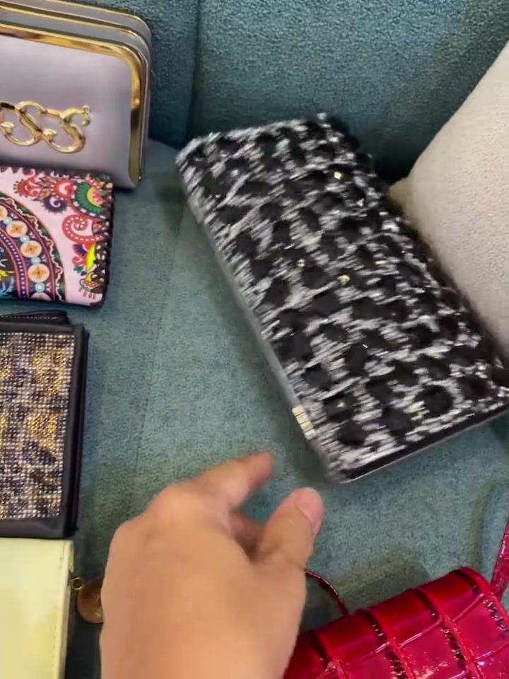 السلام عليكم من رخصه الادمن عندي بضاعه جنط ودزادين ونظارات  تصفيه بضاعه محلي اريد ابيعهن وراح اخلي صورهن ورقم تلفوني مكاني السيديه شارع النخل ***********

