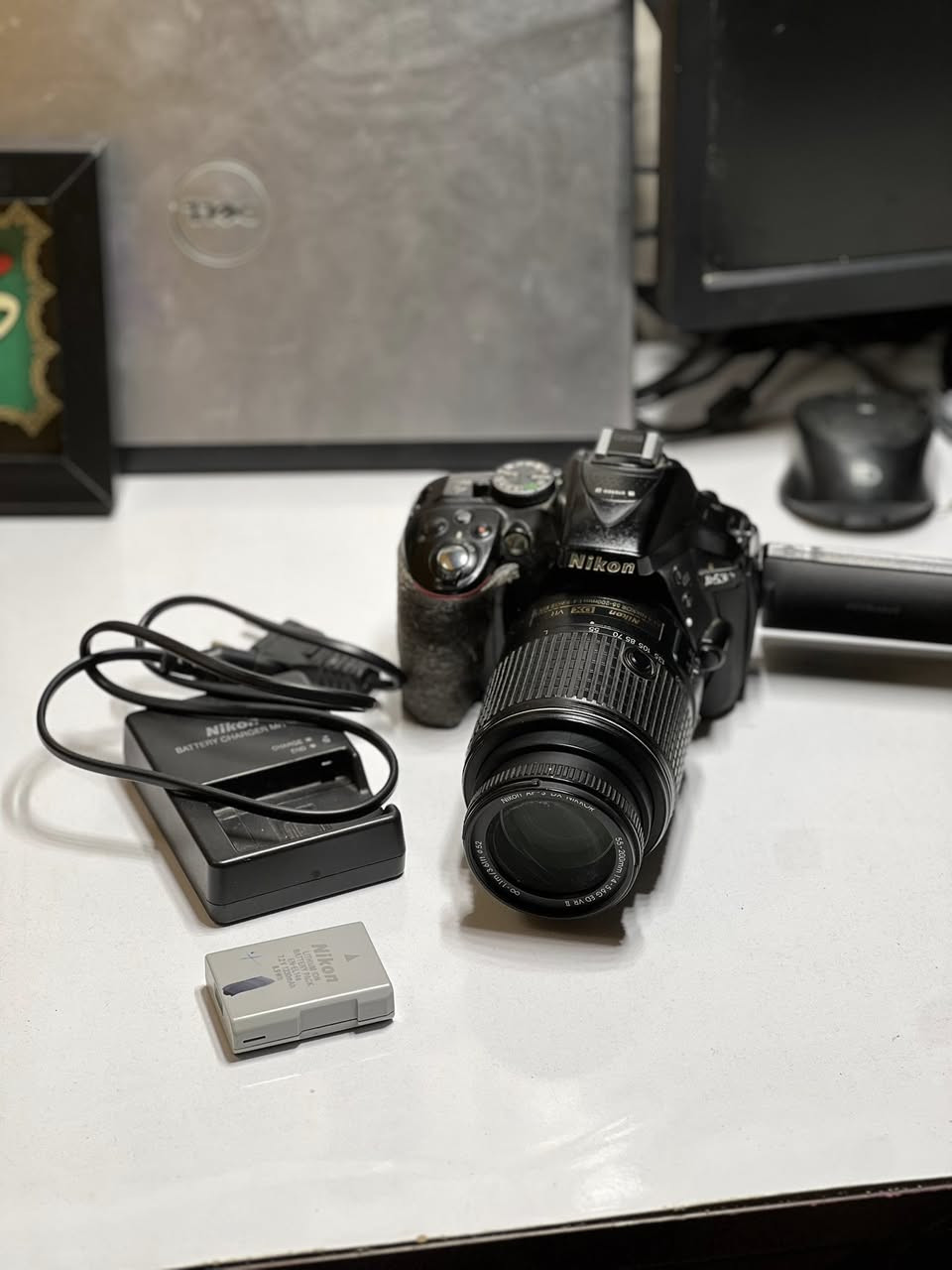 📸 كاميرا Nikon D5300 –
دقة 24.2 ميجابكسل (صور عالية الوضوح)
مستشعر APS-C CMOS
تصوير فيديو Full HD 1080p حتى 60fps
39 نقطة تركيز تلقائي
شاشة 3.2 إنچ متحركة (مناسبة للتصوير من زوايا مختلفة)
                         Wi-Fi + GPS مدمج
    ISO من 100 إلى 12800 (قابل للتوسعة)
تصوير متواصل 5 صور/ثانية
تدعم بطاقات SD / SDHC / SDXC
وزن خفيف وسهلة الاستخدام
السعر 350 وبيه مجال 
***********
