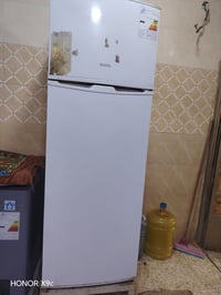 ثلاجه لبيع ٢٠٠بيه مجال الدوره ١٢٠رقم وتساب 07715944165