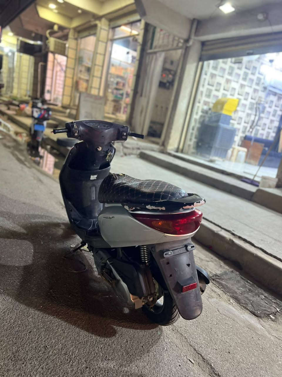 دراجه بريز كابريتر للبيع 
دراجه جديده وتخبل مكينه ناعمه شلعه ومعدل خير من الله نظافه كدام عينكم 
السعر :700 وبيها مجال حگ الجيه 🩶 
للتواصل:*********** 
مكاني گميره قرب جزيره بغداد السياحيه
