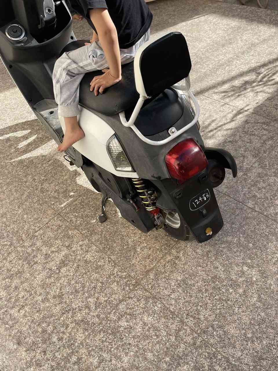 السلام عليكم حبايب دراجه بوليس (نوزل) رمبه موديل 2010 .... نزلت من الحاويه بهذه التعديل دبلات GDMS ويدات GDMSدبل خلفي رياضي 7الوان فراك 
ماشيه 35الف كيلو بلاديه برغي مامفتوح بيه شادلها لايتLED
واشاير LED
سعر مليون و50وبيها مجال 
مكان كربلاء. ***********
