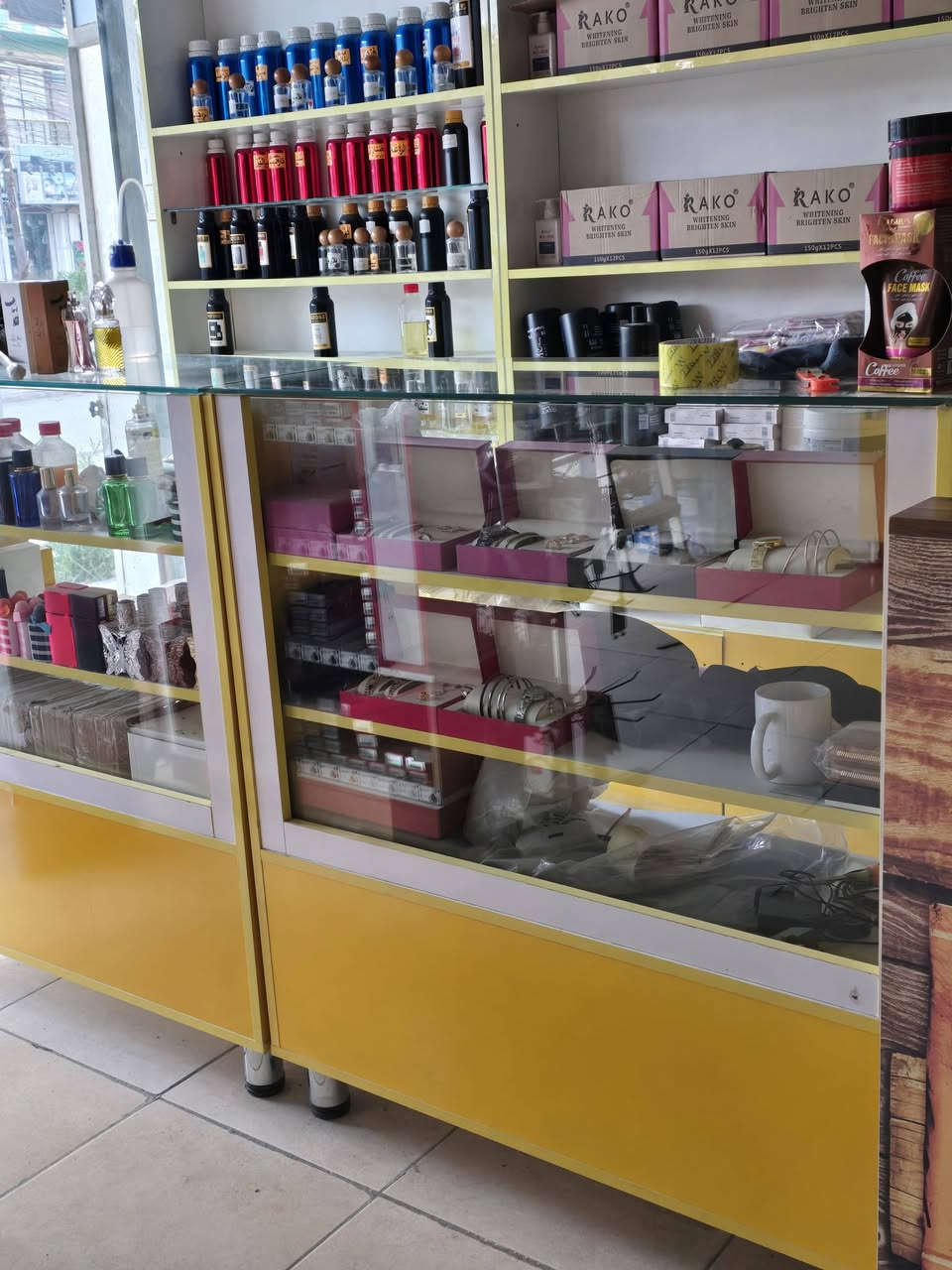 رف عدد ١٦ نضيف تفصال مو تجاري عرض متر الارتفاع مترين ونص عمق ٢٠...علان ومجر بي  سعر 80
مع فاترينات عدد ٧  سعر 85
عمق ٤٠..الارتفاع متر و ٢٠
عرض متر 
***********
