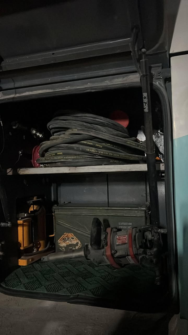 السلام عليكم باص هايكر ٢٠١٦ للبيع سيارة ٣٦ راكب صارت ٣٩ بعد الاضافة جاهزة تخم تاير وتخم بردات و اضافة منظومة هواء مع جك هواء وادريل هواء واضافة قاعدة سبير مع الاسبير اسفل مقدمة السيارة واضافة كشن سائق هواء وكشن سكن قرب باب الصعود واضافة كشن عبري نفرين اصلي قرب باب الطوارى واضافة شاشه للعبرية حجم ٣٢ وشاشة اندرويد للسائق مع دمام وتشغيل كل سماعات السيارة وريمونت لفتح وغلق باب السيارة مع هورن براد ... العنوان البصرة خور الزبير مجمع البترو السكني للاستفسار الاتصال على ***********  او ***********
السعر 260 ورقة والشراي يجي ويدلل بكل خطوة الف هلا
