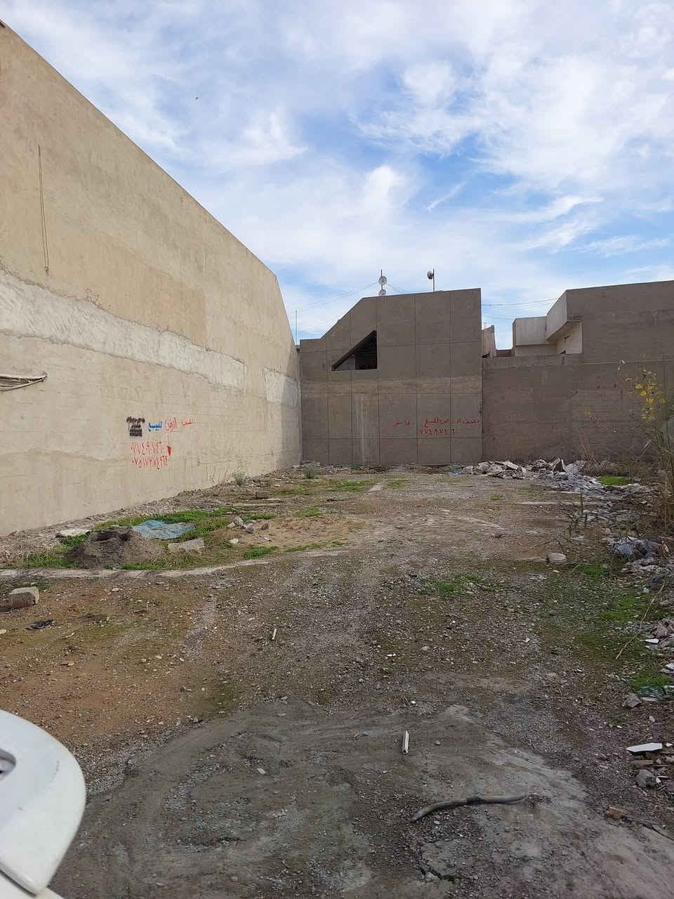 ارض سكنيه للبيع 
حي الرفاق شارع الروضه المحمديه 
المساحه 150 متر الواجهه 7.5 متر 
للإستفسار الاتصال على الأرقام 
***********
***********
