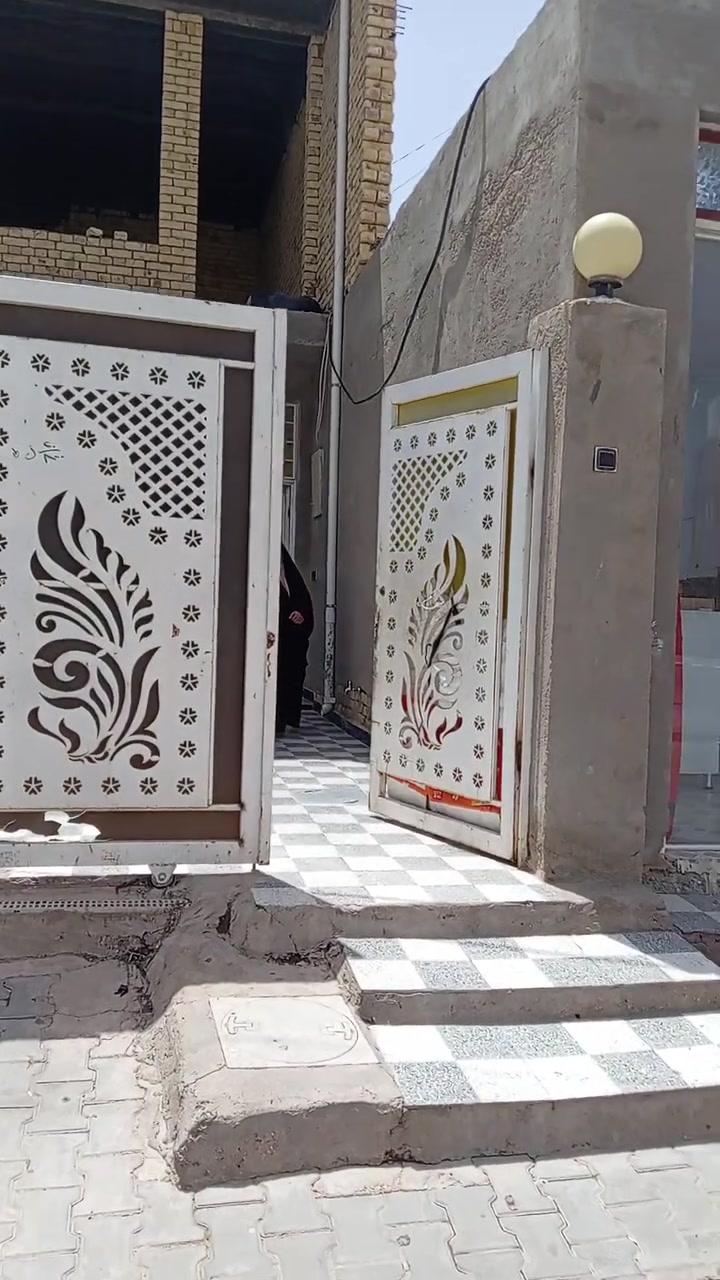بيت للبيع مساحته 250متر طابقين ركن ع شارع 20متر مع ثلات محلات
زين قوس المربع الذهبي
الاستفسار الاتصال
***********

