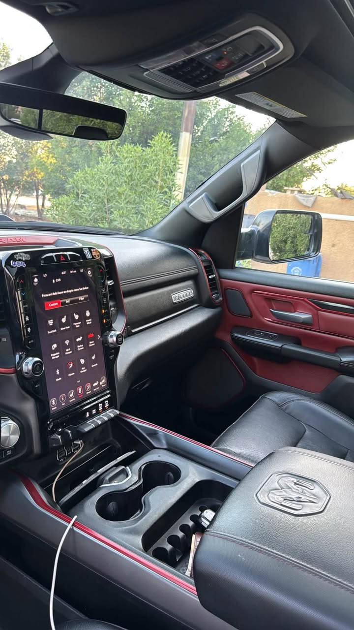السلام عليكم
رام ريبل 2020 
محرك 5700 
دفع رباعي 4WD
رقم اربيل تحويل او وكاله 

‎السياره فول مواصفات بانوراما داخل جلد احمر واسود تدفئه مقاعد وستيرنك شاشه طويله 12 انش نضام صوت هارمن كاردن 
** عليها كت ترفيع اصلي Rough Country 6 انش على ويل اصلي مال سياره وتاير اصلي GOOD YEAR قياس 35x12.5R18 

حادث السياره موضح بلصور 
جاملغ خلفي صبغ باب تبديل نفس اللون ايرباك برده فقط رقم شاصي 1C6SRFLT6LN147056

السعر 31,500$ وبيه مجال 
للاستفسار *********** مكانها بغداد

