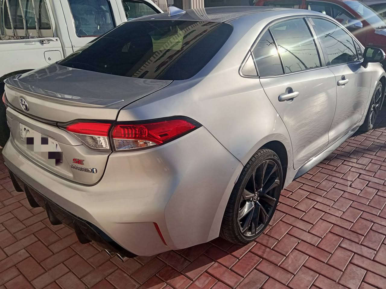Toyota Corolla Hybrid SE 2024
دخول جديد مرقم باسمي اربيل 
دفع أمامي FWD) مواصفاتها
المحرك
محرك 1.8 لتر، 4 سلندر.
نظام هايبرد من تويوتا.
القوة الكلية: 138 حصان.
ناقل حركة eCVT.
دفع أمامي (FWD). �
Edmunds +١
استهلاك الوقود
داخل المدينة: 50 MPG.
خارج المدينة: 43 MPG.
المعدل: 46–50 MPG حسب نظام القياس. �
Toyota +١
الجنوط والإطارات
جنوط ألمنيوم رياضية 18 إنش.
قياس الإطارات: 225/40R18
Toyota +١
التصميم الخارجي
شبك أمامي رياضي باللون الأسود.
جناح خلفي (Spoiler).
مشتت هواء خلفي أسود.
مرايا كهربائية مدفأة.
مصابيح LED أمامية وخلفية.
إضاءة نهارية LED. �
Toyota +١
المقصورة
مقاعد رياضية قماش.
مقود جلد متعدد الوظائف.
تشغيل بالبصمة (Push Start).
Smart Key.
مكيف أوتوماتيكي.
شاشة معلومات للسائق 4.2 إنش. �
Toyota +١
الترفيه
شاشة لمس 8 إنش.
Apple CarPlay لاسلكي.
Android Auto لاسلكي.
Bluetooth.
6 سماعات. �
Toyota
أنظمة السلامة
Toyota Safety Sense 3.0.
مثبت سرعة راداري (DRCC).
الحفاظ على المسار (LDA).
قراءة إشارات المرور (RSA).
التحذير من الاصطدام مع الكبح التلقائي (PCS).
الضوء العالي التلقائي.
كاميرا خلفية.
8 وسائد هوائية. �
Toyota +١
الأبعاد
الطول: 463 سم.
العرض: 178 سم.
الارتفاع: 143.5 سم.
قاعدة العجلات: 270 سم.
خزان الوقود: 42.8 لتر.
صورة الضرر بالاخير 
مرفقة 
ضرر قبغ جنطه معدل ومصبوغ بدون دواخل بيها بارد بسيط بالبنيد  
السعر 174 بيها مجال بسيط
العنوان الانبار فلوجة 
واتس اب ***********
