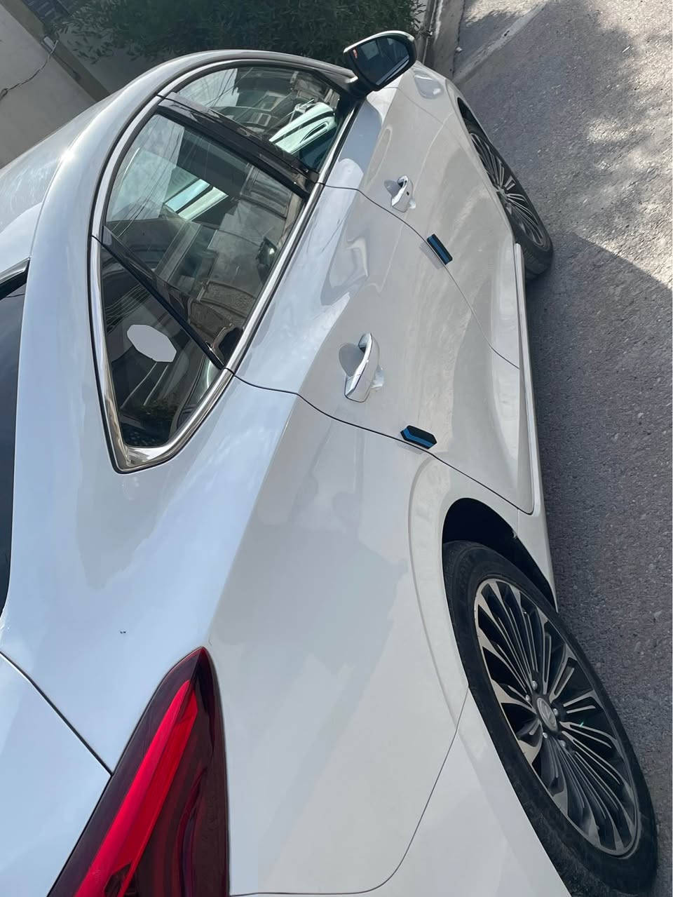 سلام عليكم شانجان  ايدو موديل 2020
السعر 114
***********
مكفوله لا ضربه ولا تبديل ولا تعديل بارد 
فول مواصفات 1/1 
رادر وتحديد مسار
فتحت سقف 
كشنات كهرباء و خزن  
كشنات جلد
مري شفط 
فول حساس
لايت  زنون  بلادي 
بكلايلت   لد
فول تحكم ستيرن 
شاشه كأمره 
5 ويل كب 
ماشيه 83
وبعد بيه هواي مواصفات 
حجم لمحرك 1600 دوش 
كير AT
تدفه + تبريد شغالات 
ومحرك وكير خير من الله مكفول
كهربائيات جاهزه
سياره جاهزه من كلشي 
رقم اربيل 
مكانها اربيل أربيل, العراق
