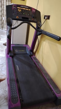 جهاز جري جهاز شركة Life Fitness الشركة أمريكية غنية عن التعريف بأجهزته...