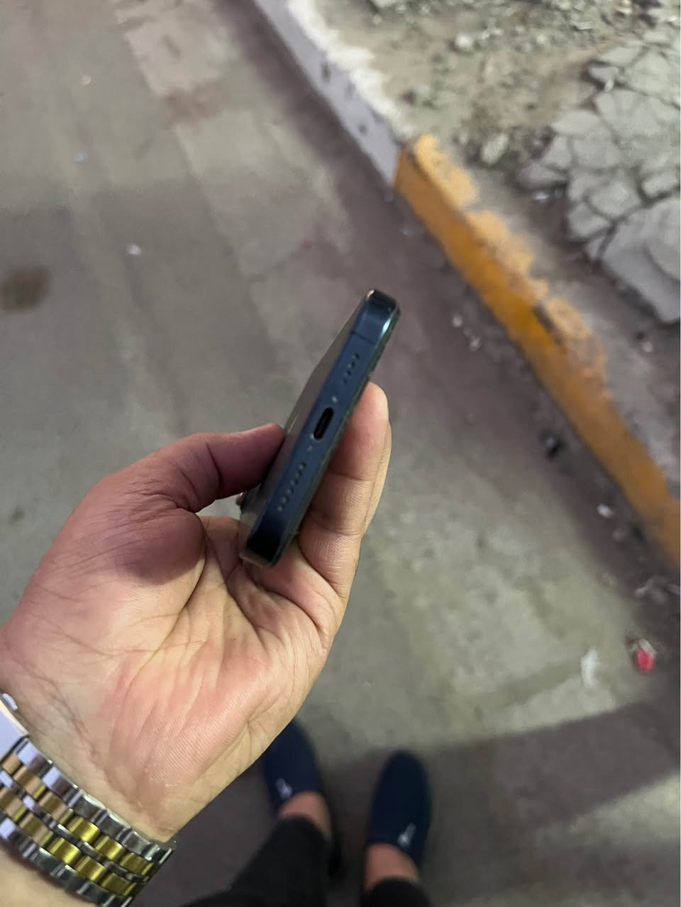 ايفون 15برو ماكس 
للبيع او مراوس مع اس24 الترا 
ذاكره 256
بطاريه 82
مبدل شاشه اصليه تفصيخ وشاشه القديمه موجوده 
 الرقم /*********** بغداد, العراق
