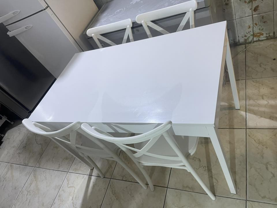 ميز خشب ارجل حديد كراسي عظم عاج الاصلي سعره ١٠٠ الف مكاني بغداد ***********
