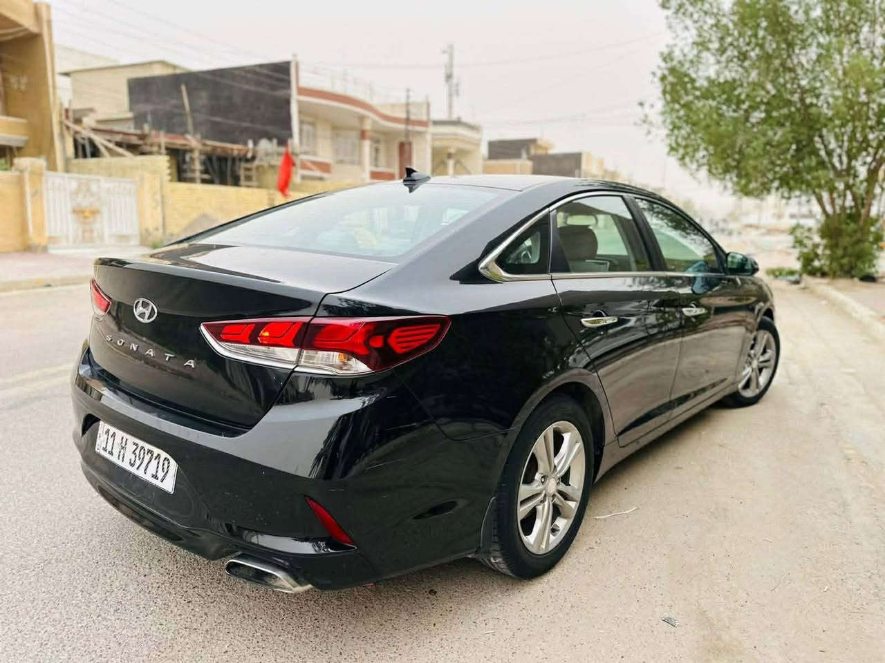 سوناتا وارد امريكي حادث جاملغ امامي وطرف البنيد
موديل 2018 

ماشية 74 ميل 

گير ومحرك على وضع الشركة ما مفتوح بيهن برغي . 

بدون لغد ولا شاصي سليمات بدون اي ضرر 

سياره بل عراق بيها شخوط خفيفة 

حدادية السيارة حلوه ومرتبة 

السيارة جاهزة ما بيها شيء 

منظومه تبريد جديده 

السيارة رايدها 128$  وبيها مجال للشراي 

تجي تشوف بعينك وتقتنع والباقي سهل 

سيارة رقم بغداد الدولي الجديد 

السنويه إلى 2035

سقف حديد 

تبريد امامي فقط 

رادارات وتحكم ذكي 

3 أنظمة قيادة

المحرك والأداء

 • المحرك: 4 سلندر سعة 2.4 لتر بنزين (GDI)

 • القوة: حوالي 185 حصان 

 • تشغيل وتحكمات بصمة 

 •مقاعد تدفئة + تبريد وتحكم كهربائي 

 • نظام تحذير من النقطة العمياء

 • أكياس هواء أمامية وجانبية

 • شاشة وسطية 7 بوصة للتحكم في النظام الترفيهي.  

 • نظام صوتي AM/FM +4 سماعات.  

 • دعم Apple CarPlay و Android Auto للهواتف الذكية.  

 • مدخل USB و AUX.  

 • عناصر تحكم في الصوت على عجلة القيادة.  

ماشية 73 ميل وقابلة للزيادة . 

للتواصل ***********
