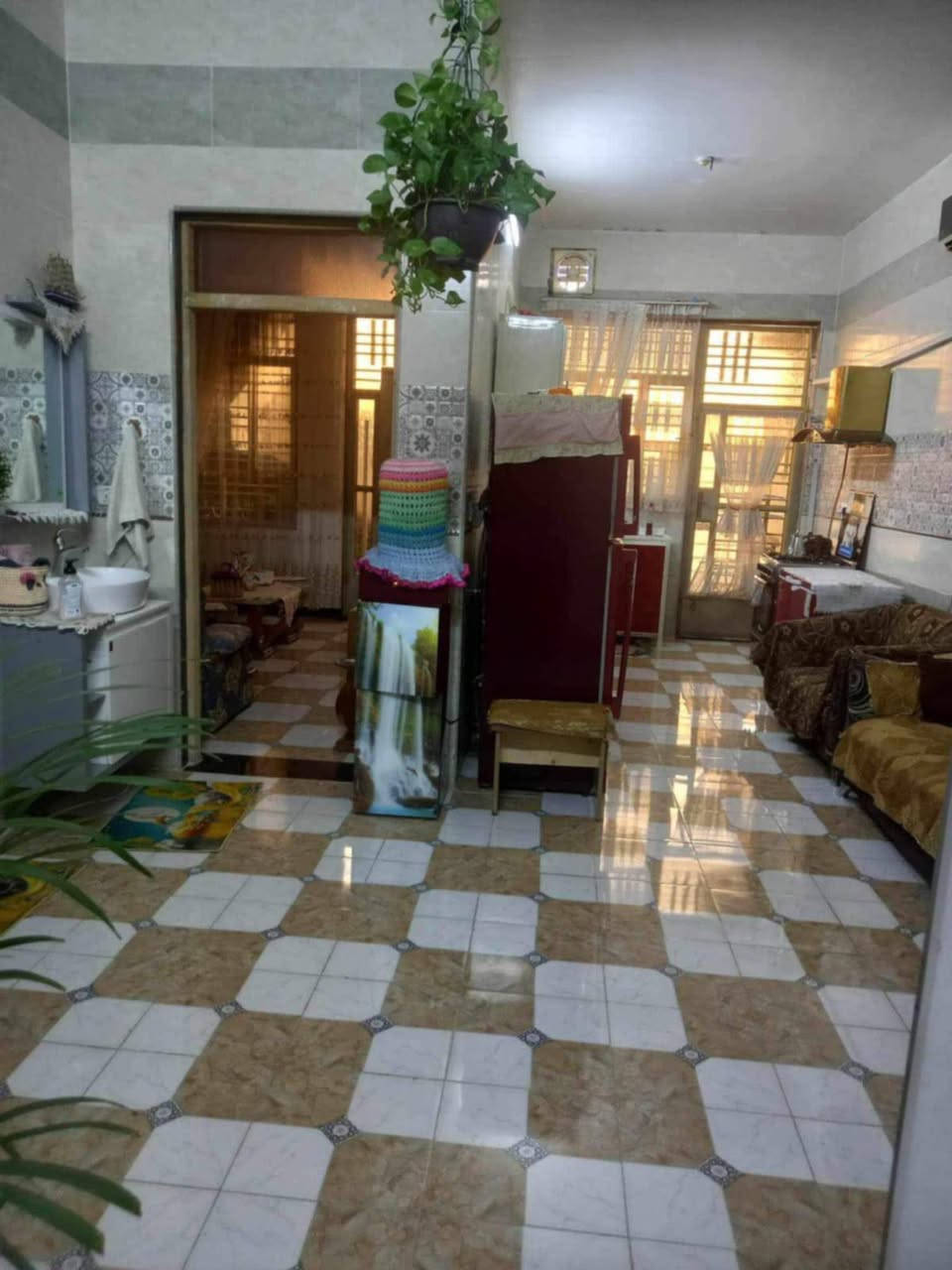 السلام عليكم بيت ١٠٠ متر طابقين درج خارجي معزول يحتوي كل طابق ٢ غرف نوم حي دجلة شارع ٢٥ او شارع القمة خلف مطعم الساعة بفرعين السعر ١٦٠ مليون للاتصال *********** البيع من المالك مباشر بدون دلالية .
