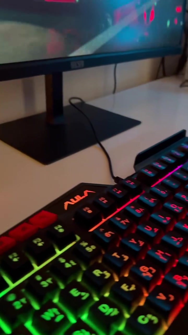 تجميعة قيمنق (PC Gaming) متكاملة - استخدام قليل جداً جداً  وبحالة الوكالة
مع شاشة وكافة الملحقات. الجهاز نظيف جداً وسريع جداً بالألعاب والبرامج الهندسية والمونتاج.
المواصفات التقنية:
• المعالج: AMD Ryzen 5 5500 (بسرعة 3.60 GHz) - 6 نويات و12 مسار.
• كارت الشاشة: AMD Radeon RX 7600 (ذاكرة 8GB) - من أقوى كروت الفئة المتوسطة حالياً.
• الرام: 16GB DDR4 (سرعة 3200 MT/s).
• المذربورد: Gigabyte B550M K.
• التخزين: هاردين SSD M.2 (المجموع 1 تيرا) لسرعة خيالية بالتشغيل والألعاب.
• المبرد: مبرد هوائي احترافي Fusion MN-2000 RGB.
• الشاشة: قيمنق 27 بوصة، تردد 180Hz، سرعة استجابة 0.5ms (IPS).
• النظام: Windows 11 Pro أصلي ومفعل.
• الملحقات الإضافية: جهاز UPS + كيس احترافي بـ 4 فانات RGB.
السعر المطلوب: [مليون و500 ألف] 
المكان: [ بابل - حلة - بكرلي ]
للتواصل: [ *********** ]
