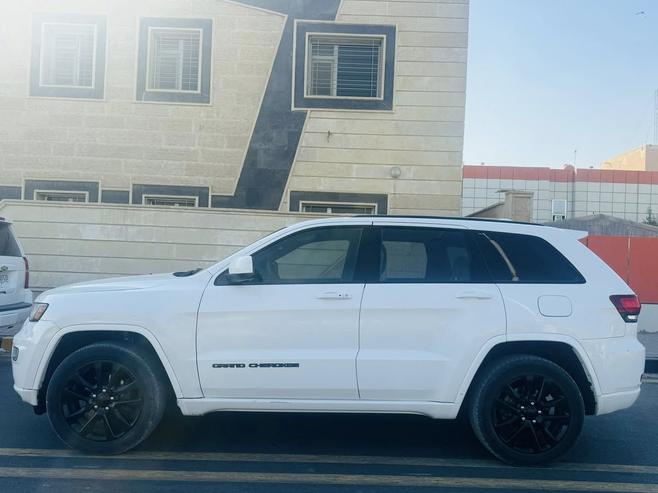 جيب شيروك بلاك توب 2017                                                           فول عدا الفتحه 
فور ويل 
شاشه 
تحكمات 
توقف ذاتي 
جنطه كهرباء 
حادث خفيف 
السعر 188
***********
